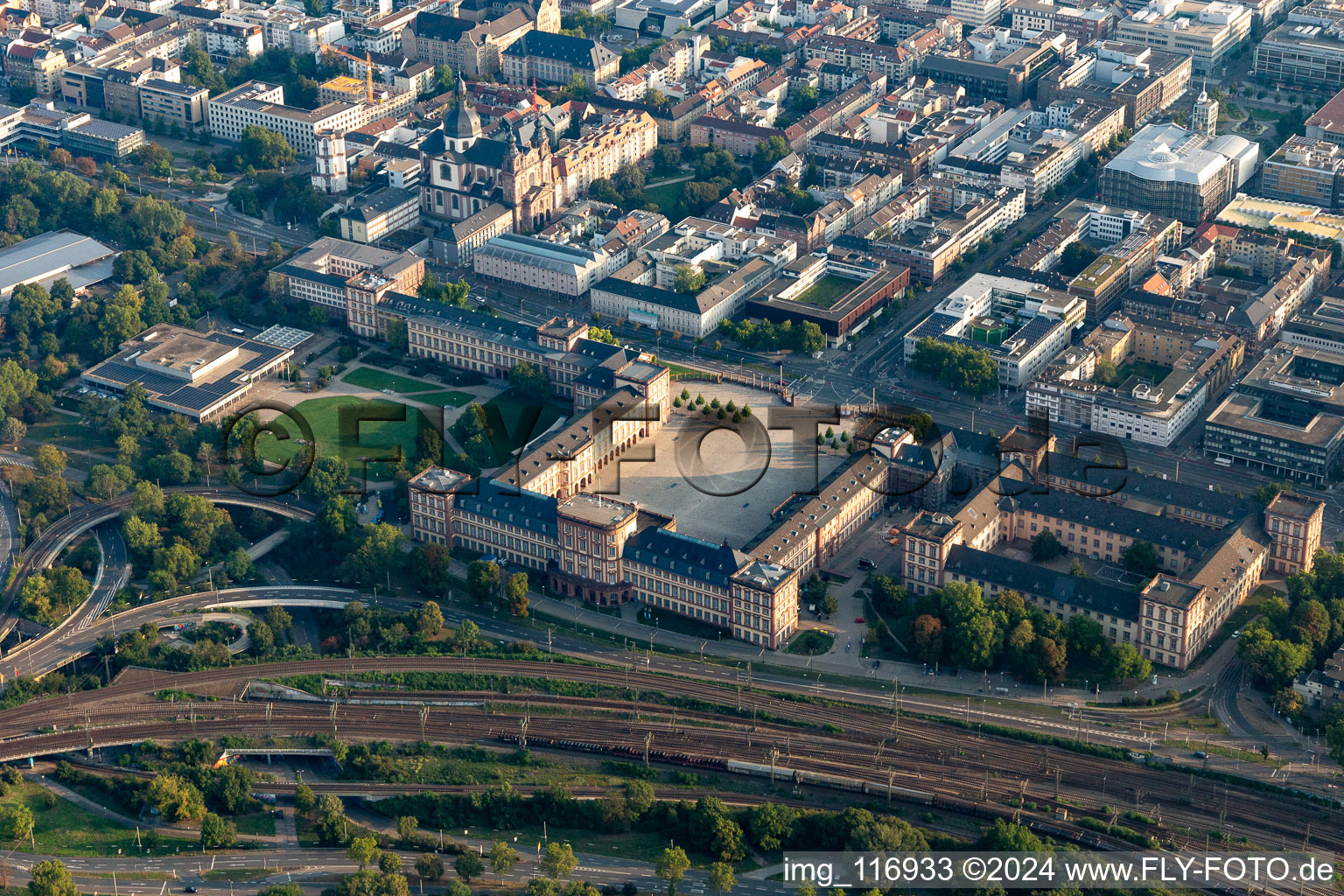 Vue aérienne de Château baroque Mannheim à le quartier Innenstadt in Mannheim dans le département Bade-Wurtemberg, Allemagne