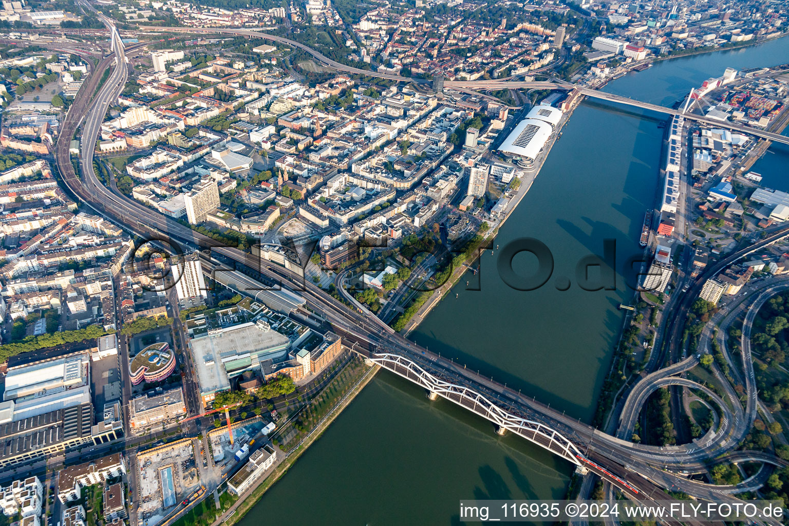 Photographie aérienne de Ponts sur le Rhin entre Mannheim et Ludwigshafen avec les routes surélevées sud et nord fermées prêtes à être démolies à le quartier Mitte in Ludwigshafen am Rhein dans le département Rhénanie-Palatinat, Allemagne