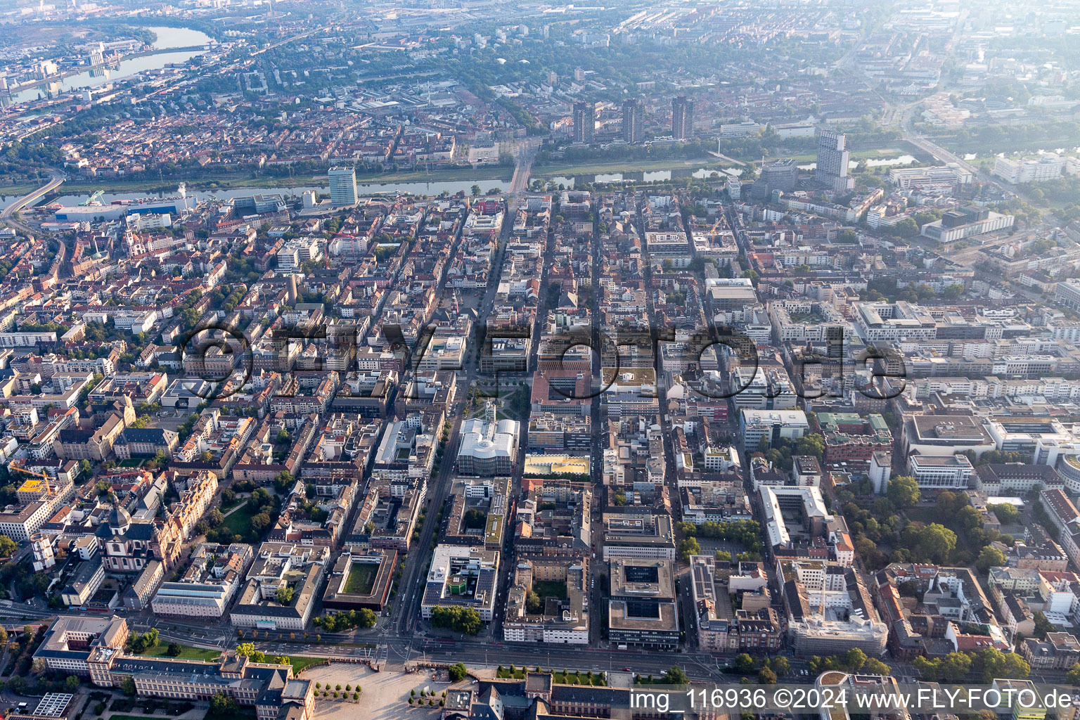 Vue aérienne de Centre-ville avec places entre l'anneau en forme de fer à cheval et le château à le quartier Innenstadt in Mannheim dans le département Bade-Wurtemberg, Allemagne