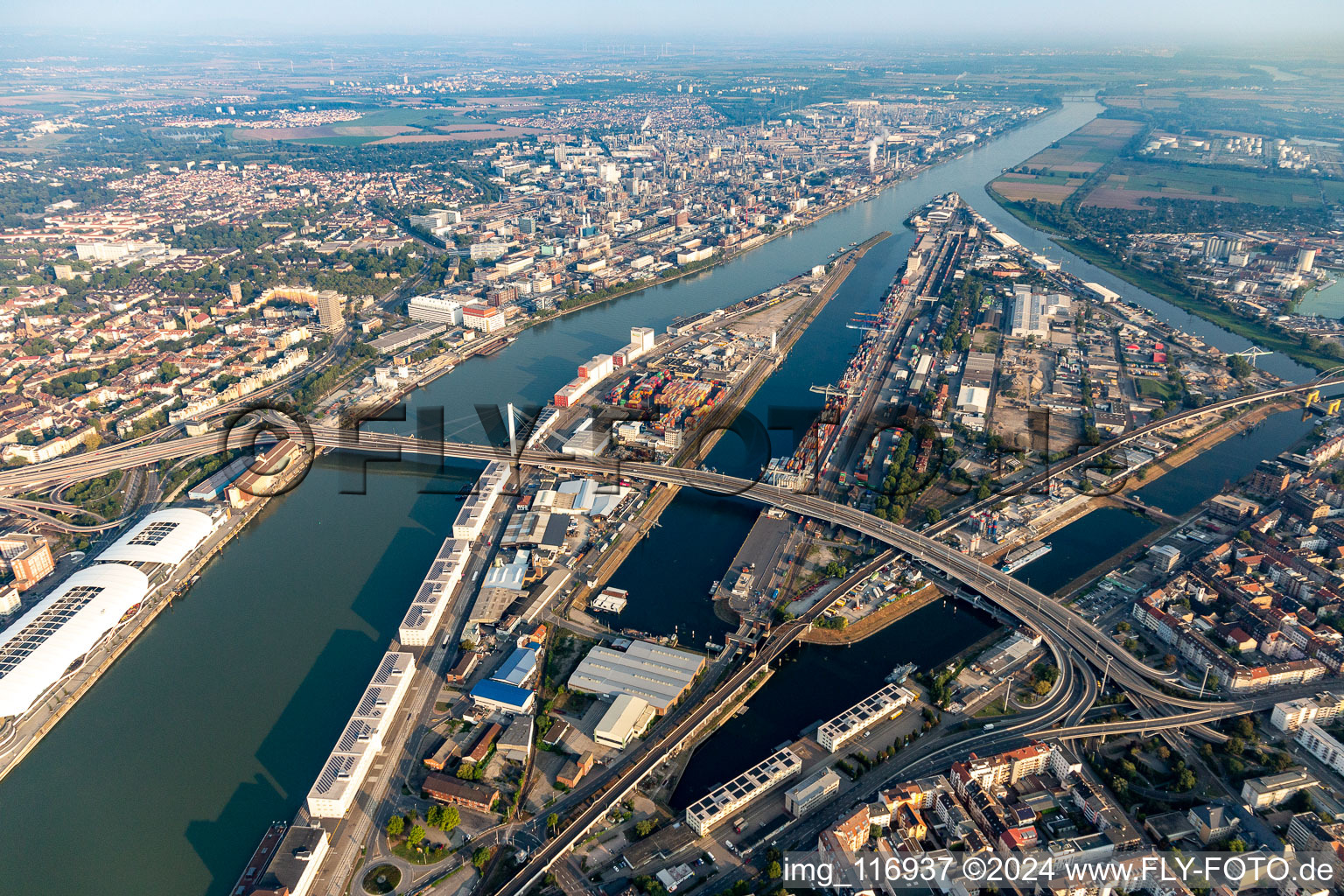 Vue aérienne de Quais et postes d'amarrage sur le bassin portuaire du port intérieur de Rheinhafen et Kurt-Schuhmacherbrücke pour la B44 sur le Rhin jusqu'à Ludwigshafen à le quartier Innenstadt in Mannheim dans le département Bade-Wurtemberg, Allemagne