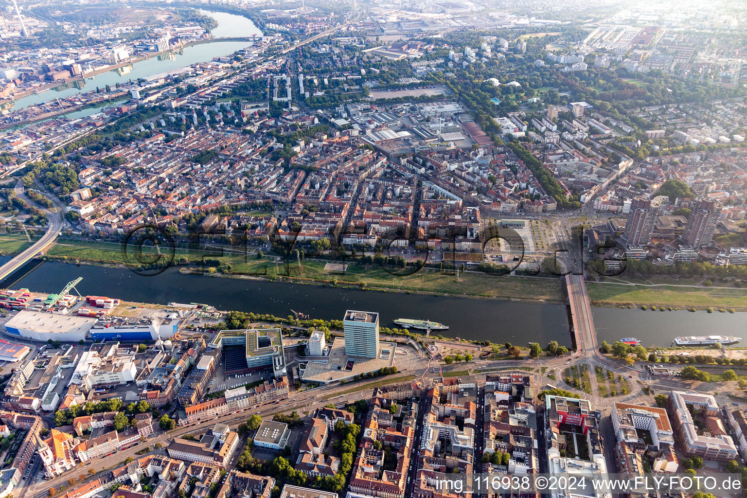 Vue aérienne de Quartier Neckarstadt-Ouest entre le Vieux Rhin et le Neckar à le quartier Neckarstadt-Ost in Mannheim dans le département Bade-Wurtemberg, Allemagne