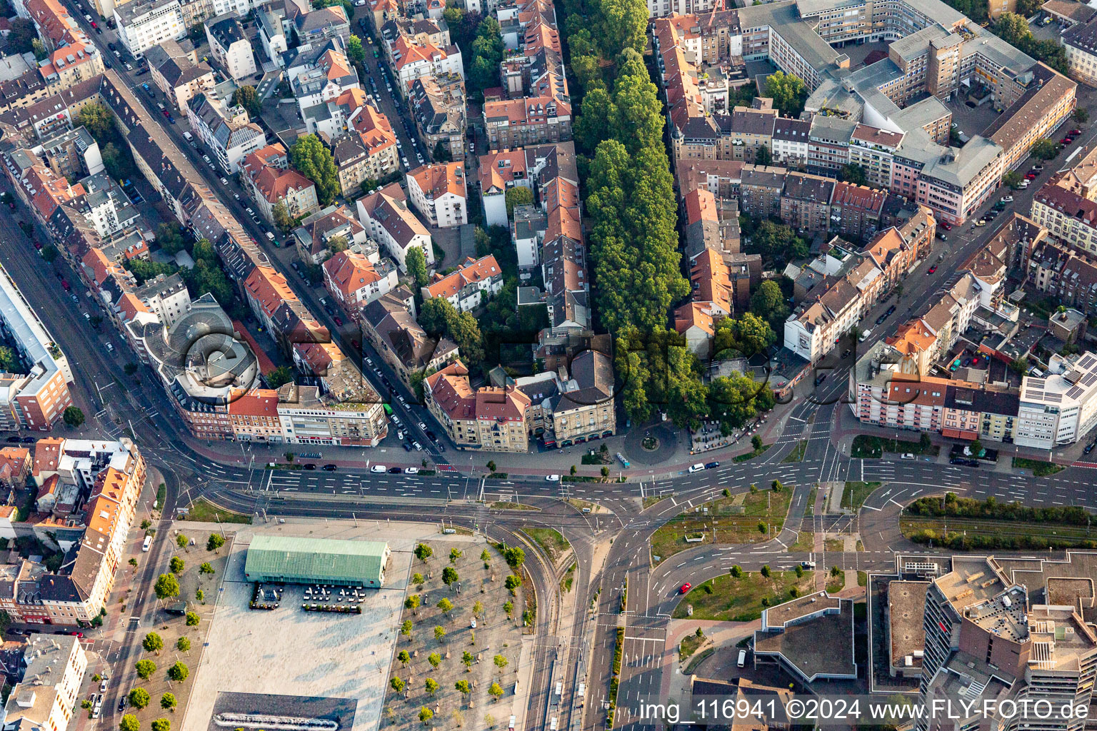 Vue aérienne de Ancien site de mesure et centre culturel Ancienne caserne de pompiers sur les prairies du Neckar à Neckarstadt dans le centre-ville à le quartier Neckarstadt-Ost in Mannheim dans le département Bade-Wurtemberg, Allemagne