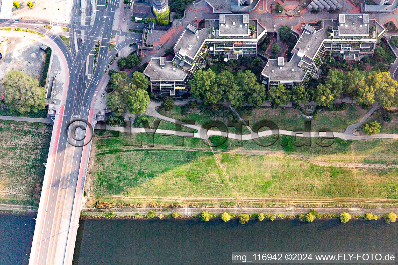 Vue aérienne de Prairies du Neckar sur le Kurpfalzbrücke et le Neckarufer Nord à le quartier Neckarstadt-Ost in Mannheim dans le département Bade-Wurtemberg, Allemagne