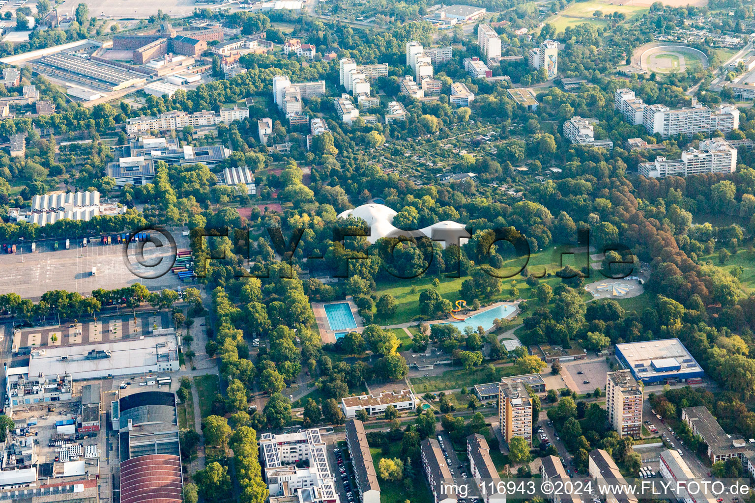 Vue aérienne de Parc Herzogenried à le quartier Neckarstadt-Ost in Mannheim dans le département Bade-Wurtemberg, Allemagne