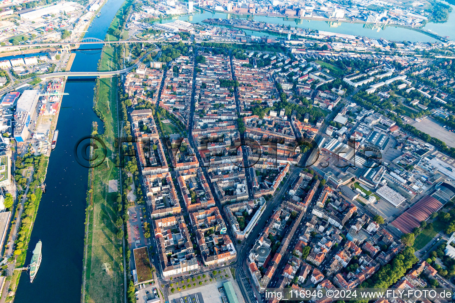 Vue aérienne de Quartier Neckarstadt-Ouest entre le Vieux Rhin et le Neckar à le quartier Neckarstadt-Ost in Mannheim dans le département Bade-Wurtemberg, Allemagne