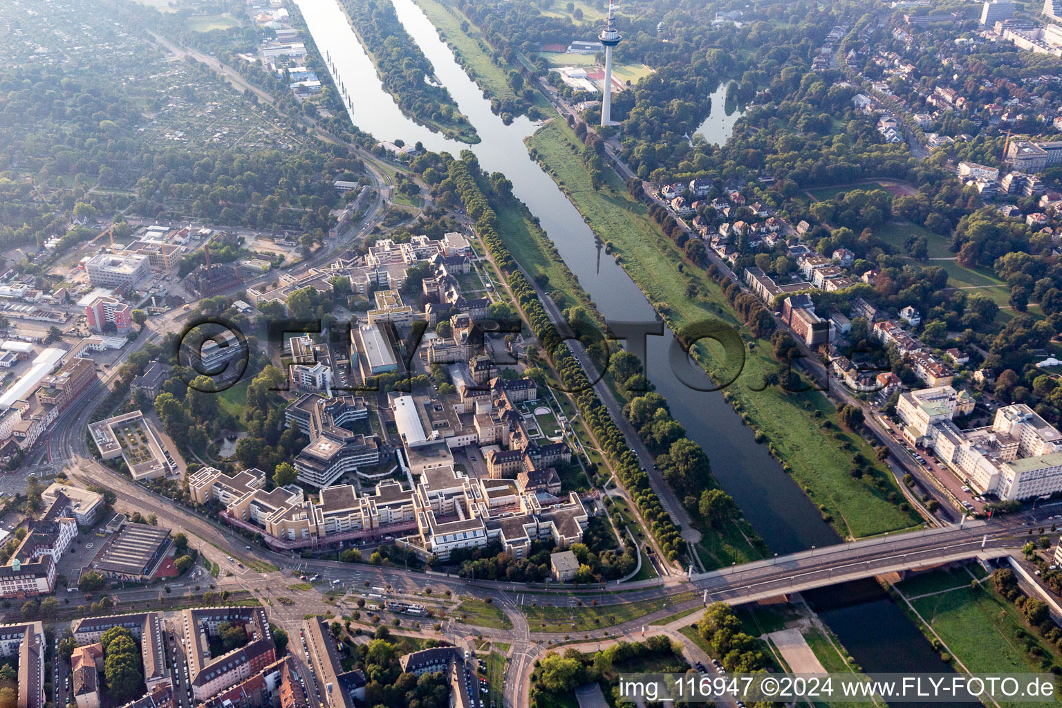 Vue aérienne de Le terrain hospitalier de la clinique universitaire et de la clinique Mannheim au bord du Neckar à le quartier Neckarstadt-Ost in Mannheim dans le département Bade-Wurtemberg, Allemagne