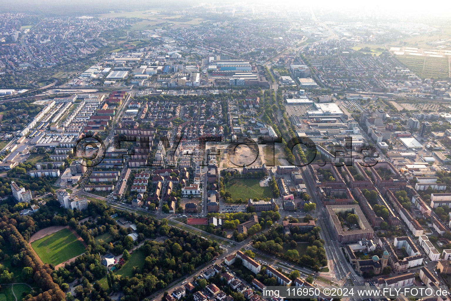 Vue aérienne de Homerun, ancienne caserne américaine de Turley à le quartier Neckarstadt-Ost in Mannheim dans le département Bade-Wurtemberg, Allemagne