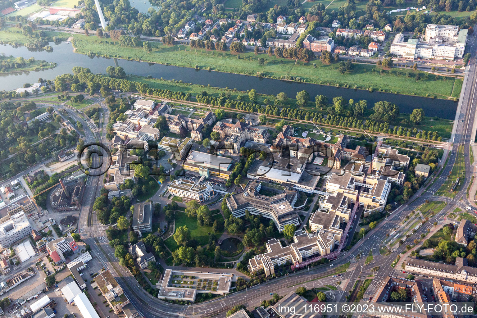 Vue aérienne de Le terrain hospitalier de la clinique universitaire et de la clinique Mannheim au bord du Neckar à le quartier Neckarstadt-Ost in Mannheim dans le département Bade-Wurtemberg, Allemagne