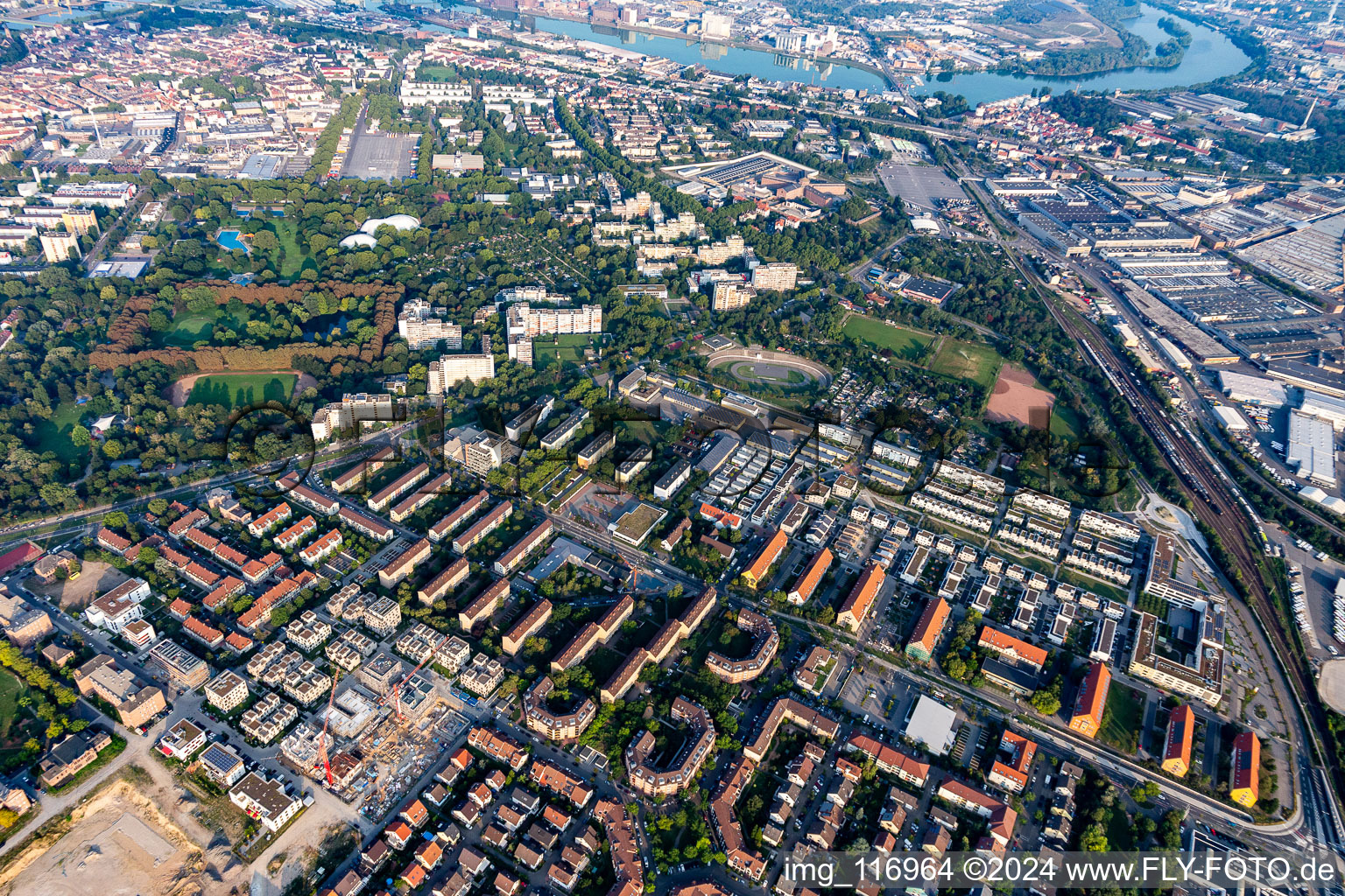 Vue aérienne de Neckarstadt Est, Herzogenriedpark à le quartier Neckarstadt-Ost in Mannheim dans le département Bade-Wurtemberg, Allemagne