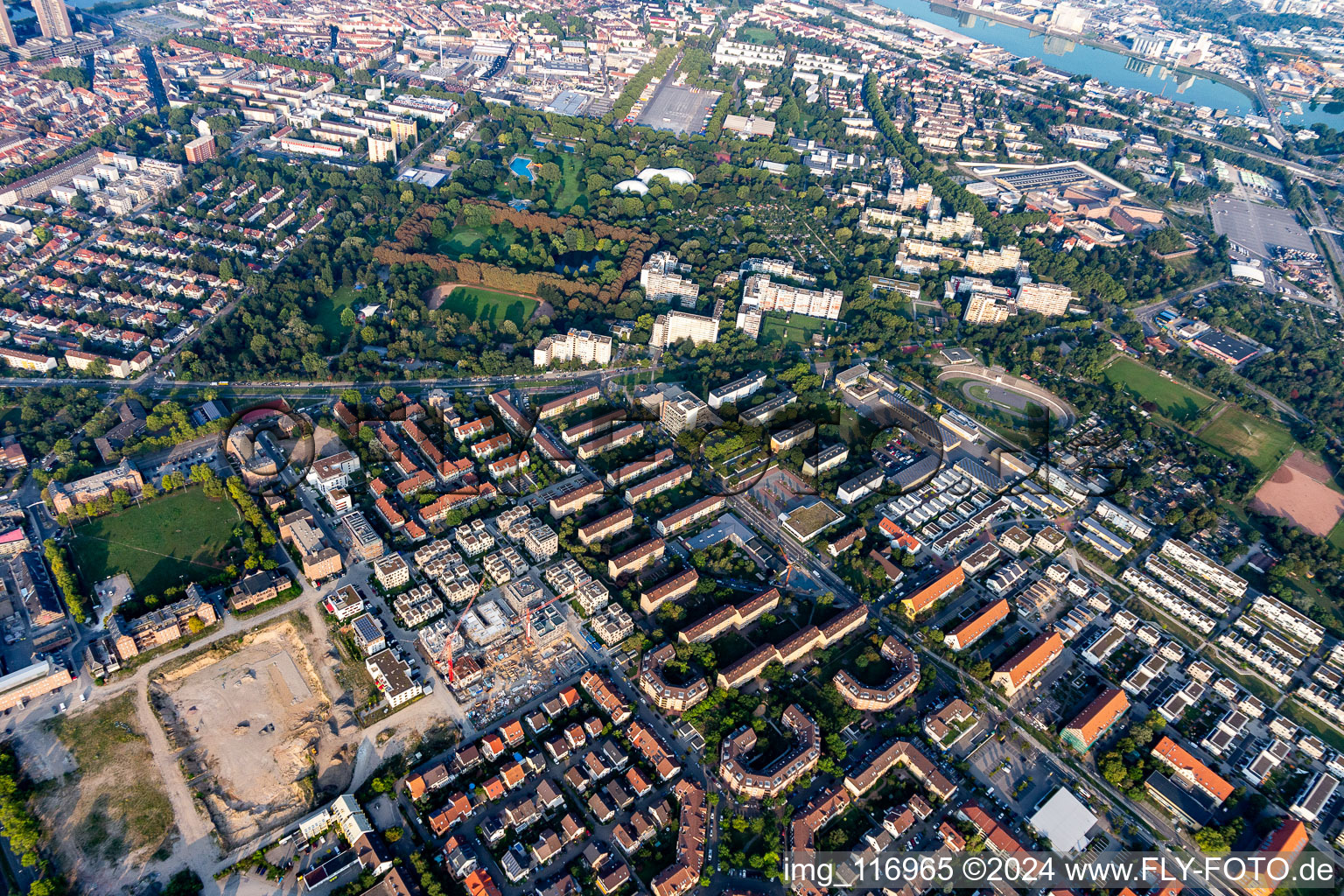 Vue aérienne de Neckarstadt Est, Herzogenriedpark à le quartier Neckarstadt-Ost in Mannheim dans le département Bade-Wurtemberg, Allemagne