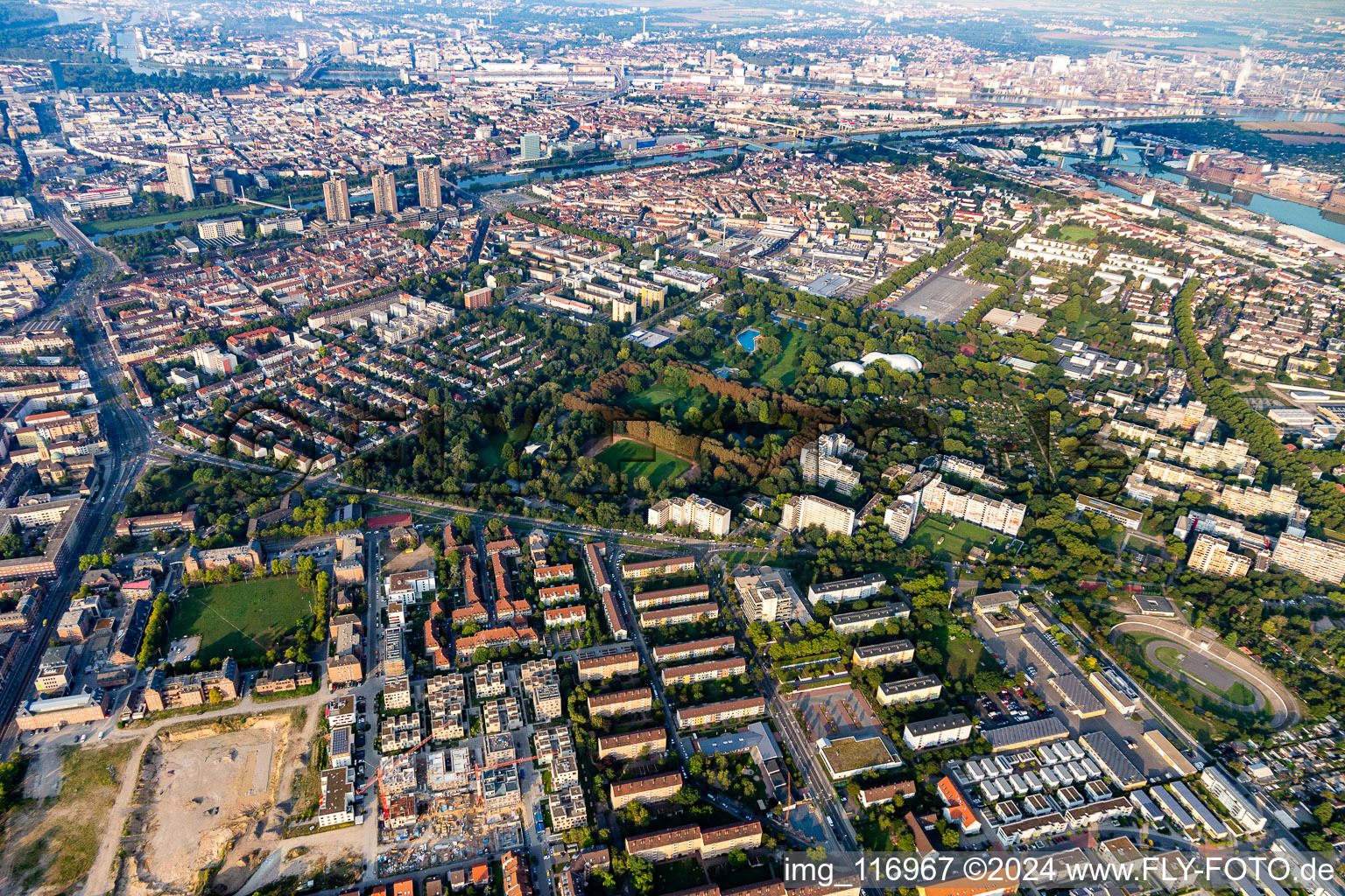 Vue oblique de Quartier Neckarstadt-Ost in Mannheim dans le département Bade-Wurtemberg, Allemagne
