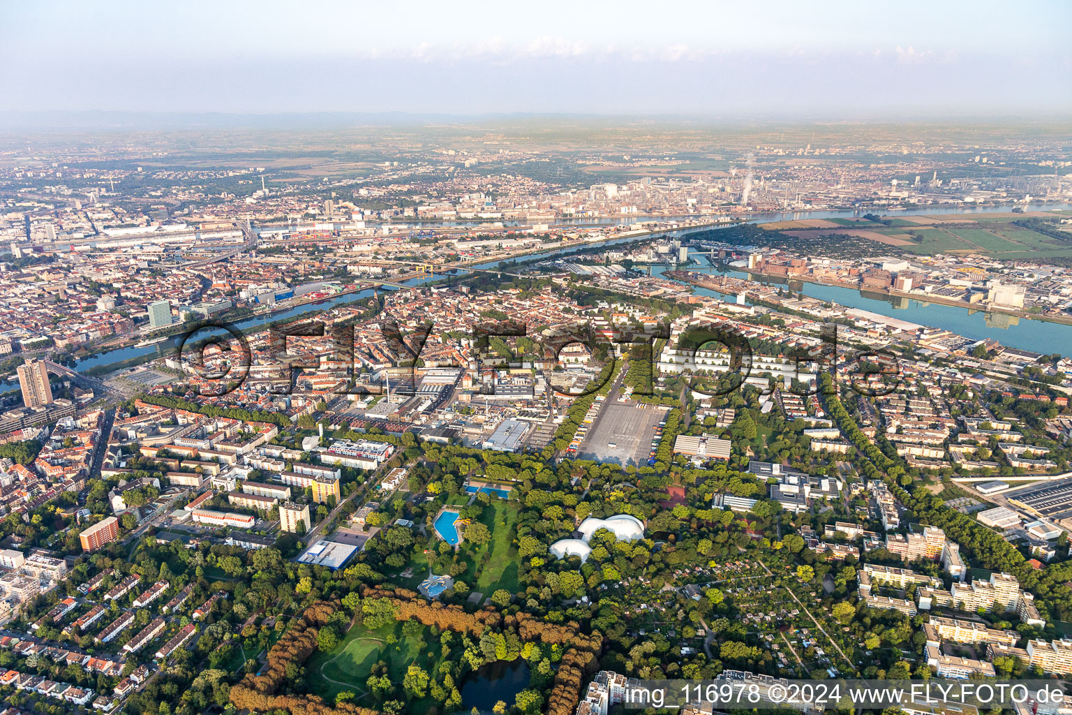 Vue aérienne de Herzogenriedbad dans le quartier Herzogenriedpark et Neckarstadt West à le quartier Neckarstadt-Ost in Mannheim dans le département Bade-Wurtemberg, Allemagne