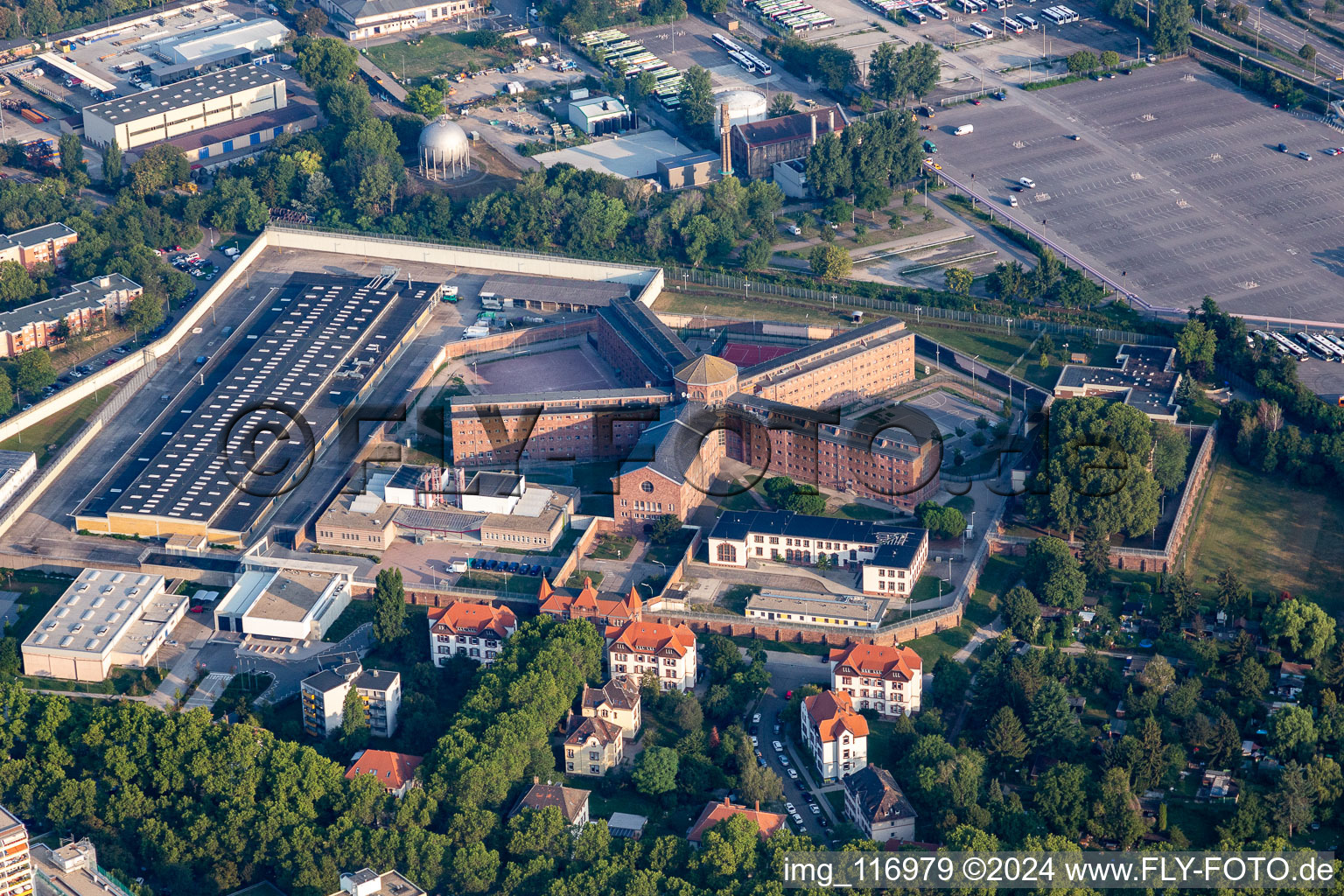 Vue aérienne de Terrain de prison et clôture de sécurité de l'établissement correctionnel de la Herzogenriedstrasse dans le quartier Neckarstadt-West à le quartier Neckarstadt-Ost in Mannheim dans le département Bade-Wurtemberg, Allemagne