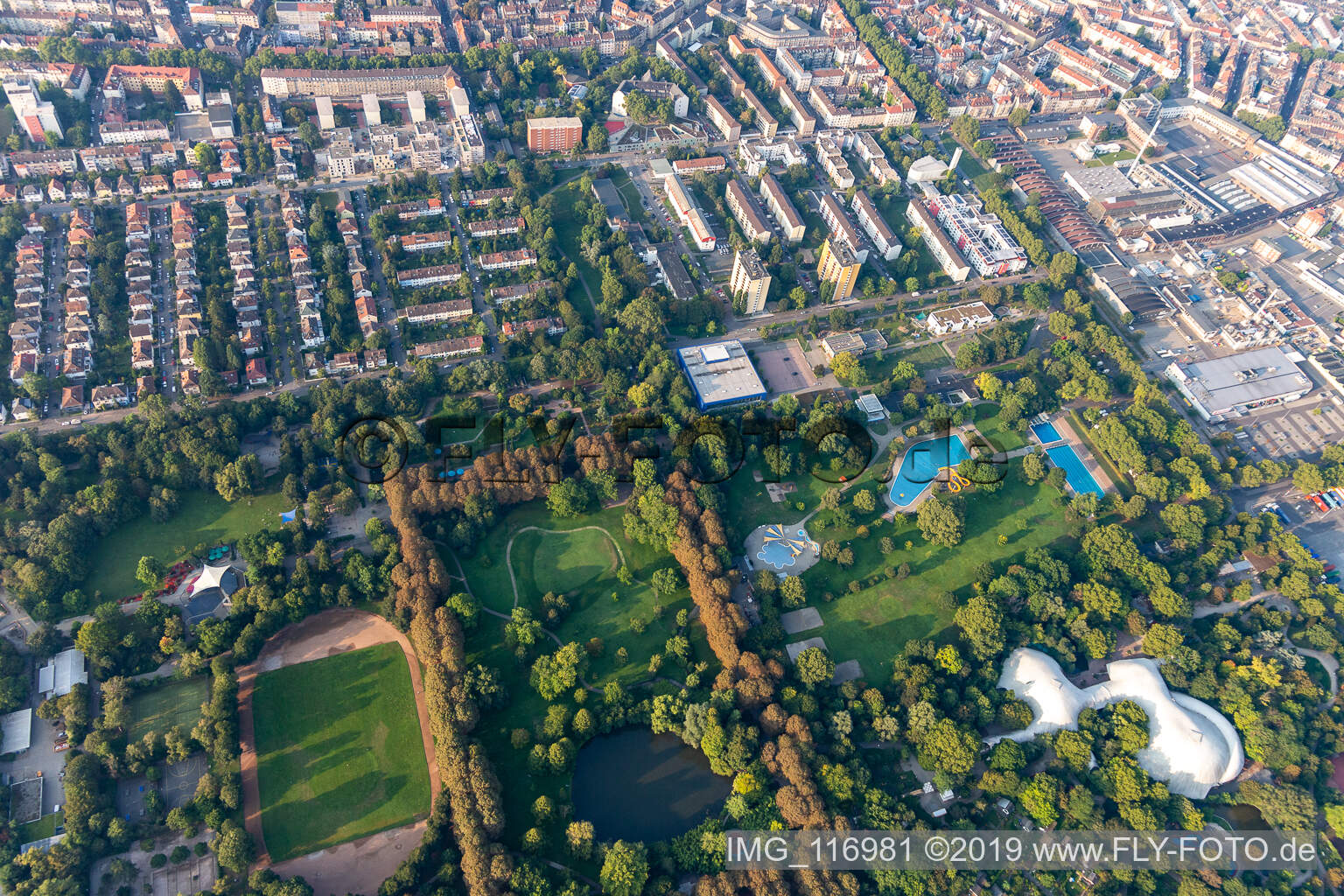 Vue aérienne de Piscine de la piscine extérieure Herzogenriedbad dans le Herzogenriedpark à le quartier Neckarstadt-Ost in Mannheim dans le département Bade-Wurtemberg, Allemagne