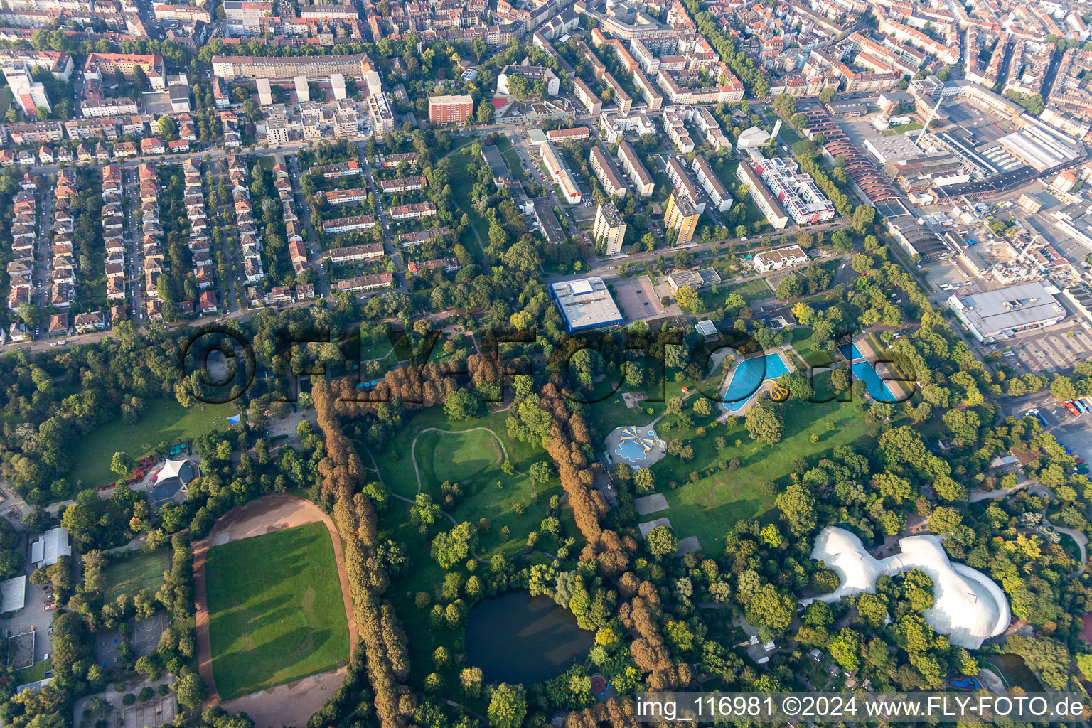 Vue aérienne de Piscine de la piscine extérieure Herzogenriedbad dans le Herzogenriedpark à le quartier Neckarstadt-Ost in Mannheim dans le département Bade-Wurtemberg, Allemagne