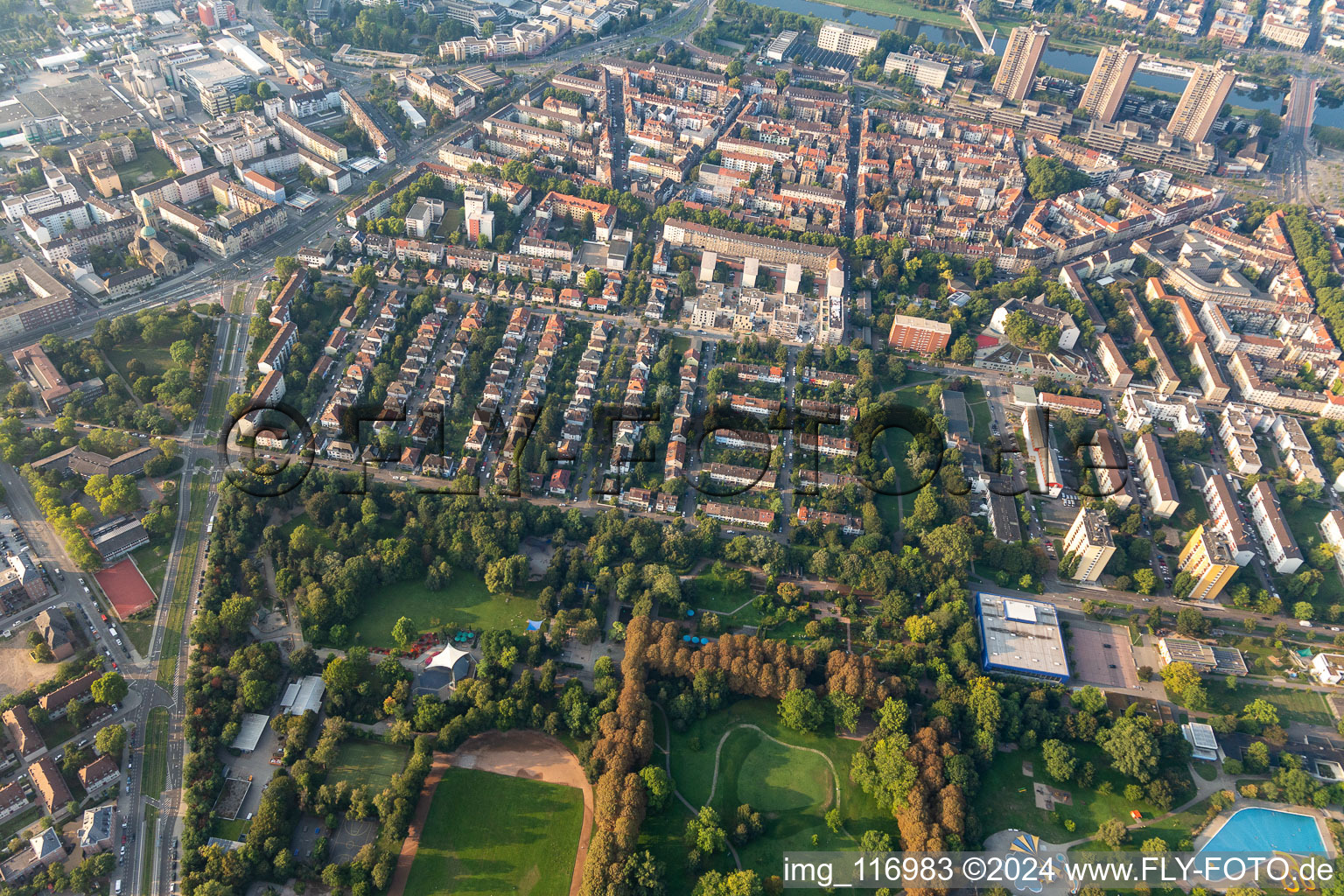 Vue aérienne de Parc Herzogenried, Neckarstadt Est à le quartier Neckarstadt-Ost in Mannheim dans le département Bade-Wurtemberg, Allemagne