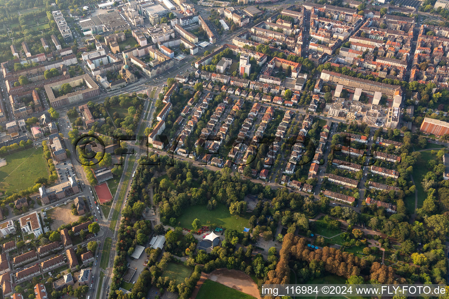 Vue aérienne de Herzogenriedpark dans le quartier Neckarstadt Ost à le quartier Neckarstadt-Ost in Mannheim dans le département Bade-Wurtemberg, Allemagne