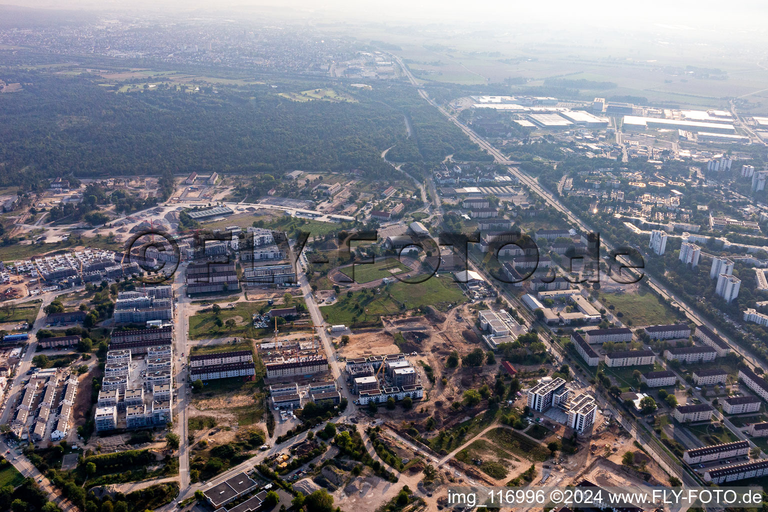 Vue aérienne de Benjamin Franklin Village à le quartier Käfertal in Mannheim dans le département Bade-Wurtemberg, Allemagne