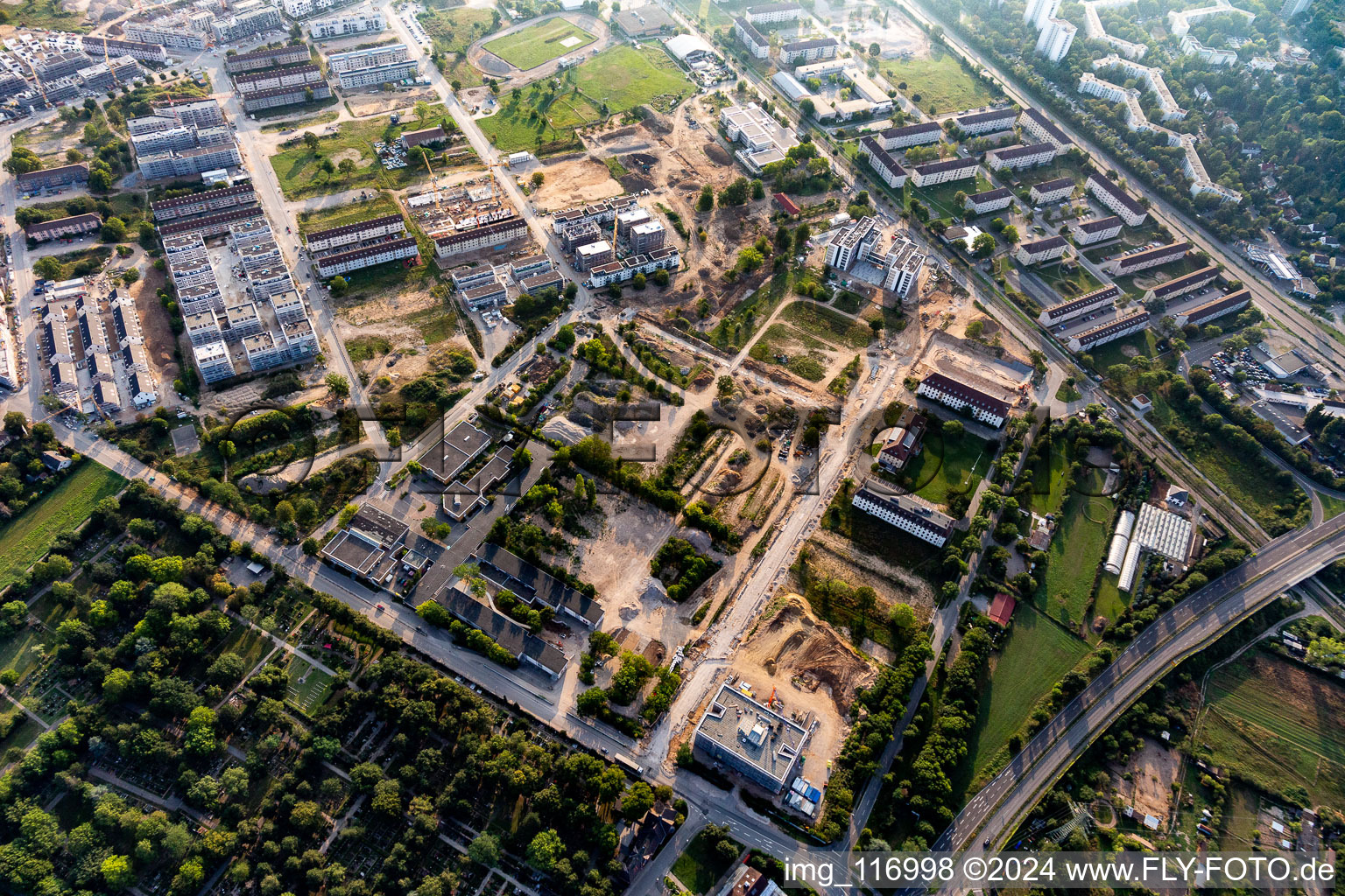 Vue aérienne de Chantier de rénovation et de reconversion de l'ancienne caserne militaire à le quartier Käfertal in Mannheim dans le département Bade-Wurtemberg, Allemagne