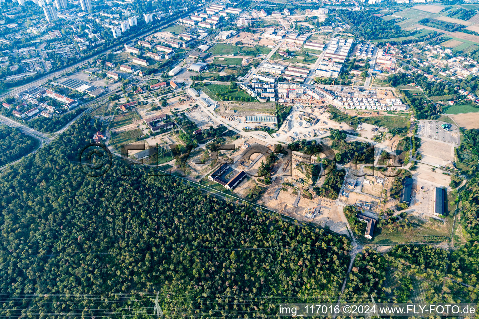 Vue aérienne de Chantier de transformation sur le site de l'ancienne caserne américaine SULLIVAN à Käfertaler Wald à le quartier Käfertal in Mannheim dans le département Bade-Wurtemberg, Allemagne