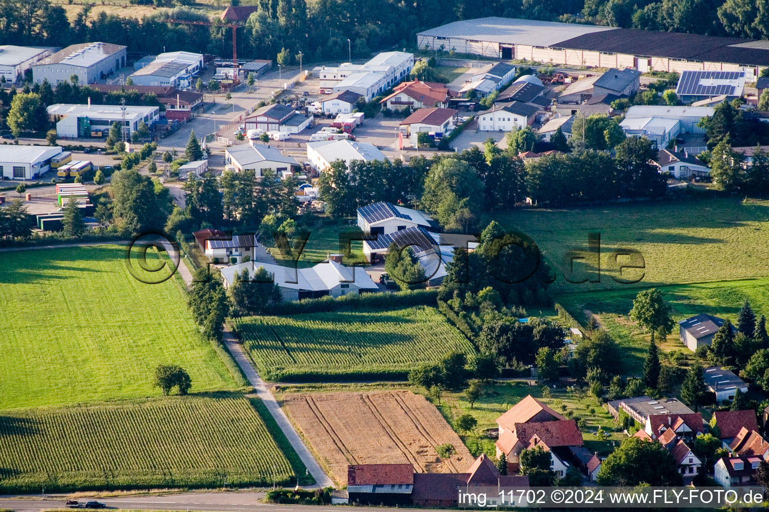 Vue aérienne de Dans le Rötzwiesen, famille agricole Kerth à le quartier Minderslachen in Kandel dans le département Rhénanie-Palatinat, Allemagne