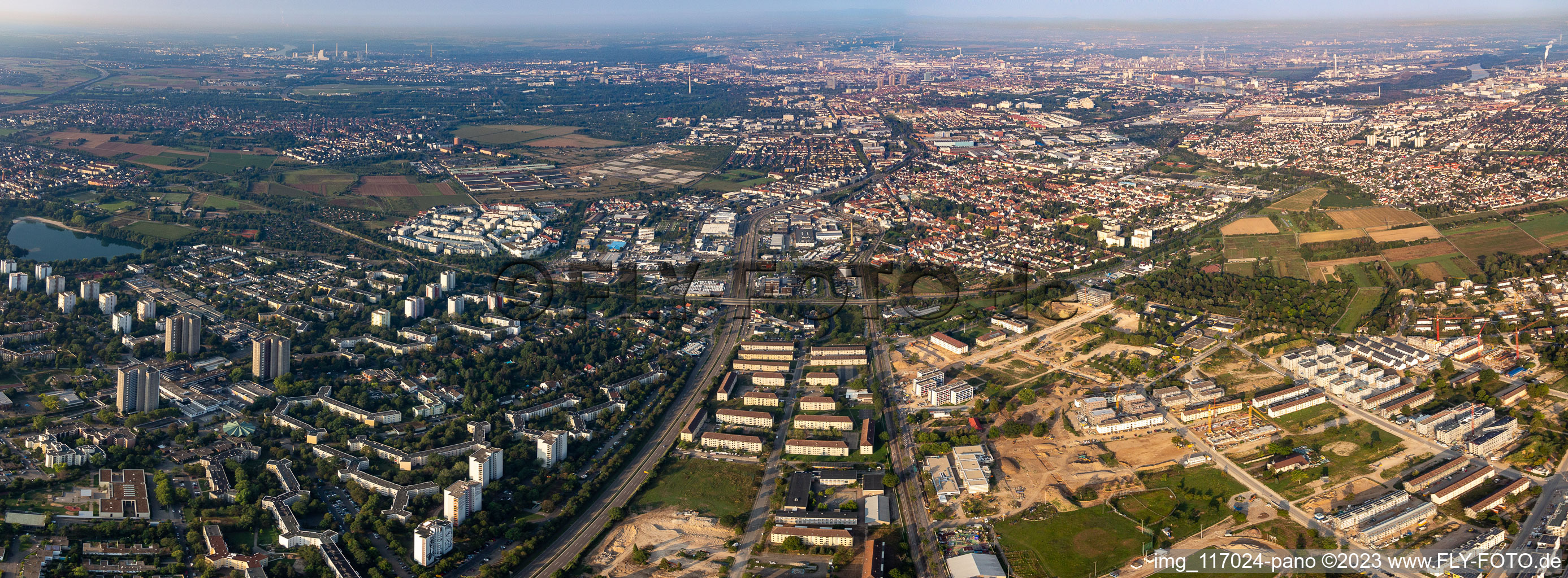 Vue aérienne de Vue d'ensemble entre Vogelstang et Käfertal de la zone urbaine avec périphérie à le quartier Käfertal in Mannheim dans le département Bade-Wurtemberg, Allemagne