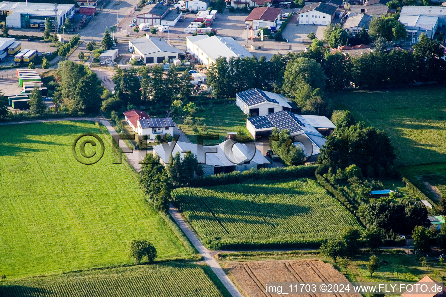 Photographie aérienne de Dans le Rötzwiesen, famille agricole Kerth à le quartier Minderslachen in Kandel dans le département Rhénanie-Palatinat, Allemagne