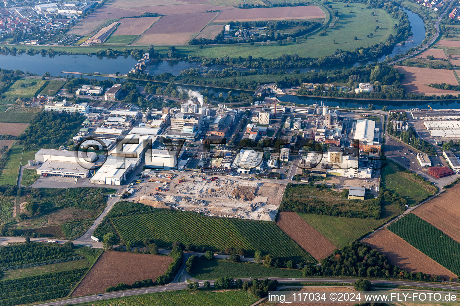 Vue aérienne de Systèmes techniques dans la zone industrielle de Saint-Gobain Isover G+H AG, ICL Germany Ladenburg / BK Giulini GmbH et Jungbunzlauer Ladenburg GmbH à Ladenburg dans le département Bade-Wurtemberg, Allemagne