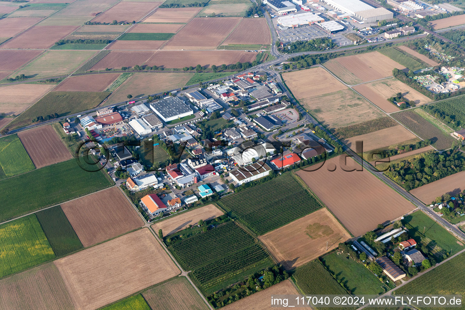 Vue aérienne de Zone commerciale à Edingen-Neckarhausen dans le département Bade-Wurtemberg, Allemagne