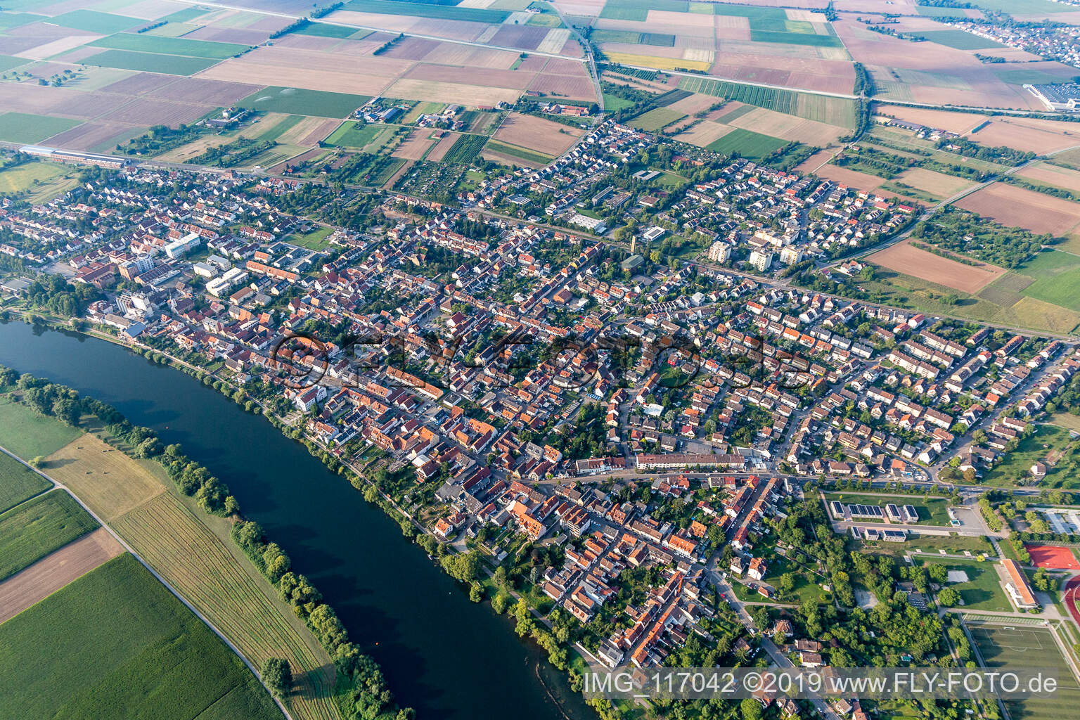 Vue aérienne de Surfaces des berges du Neckar en Edingen à le quartier Edingen in Edingen-Neckarhausen dans le département Bade-Wurtemberg, Allemagne