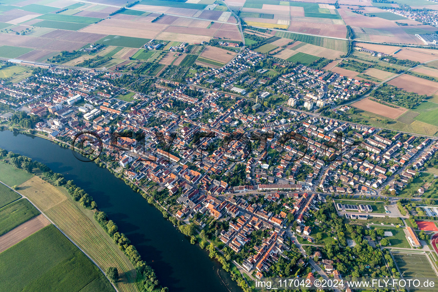 Vue aérienne de Surfaces des berges du Neckar en Edingen à le quartier Edingen in Edingen-Neckarhausen dans le département Bade-Wurtemberg, Allemagne