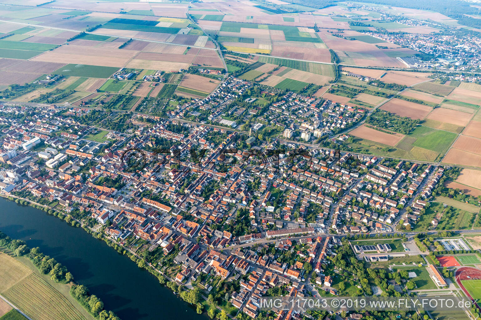 Vue aérienne de Edingen-Neckarhausen dans le département Bade-Wurtemberg, Allemagne