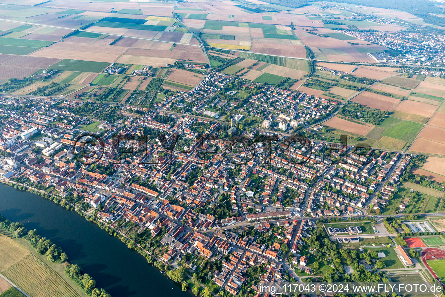 Vue aérienne de Edingen-Neckarhausen dans le département Bade-Wurtemberg, Allemagne