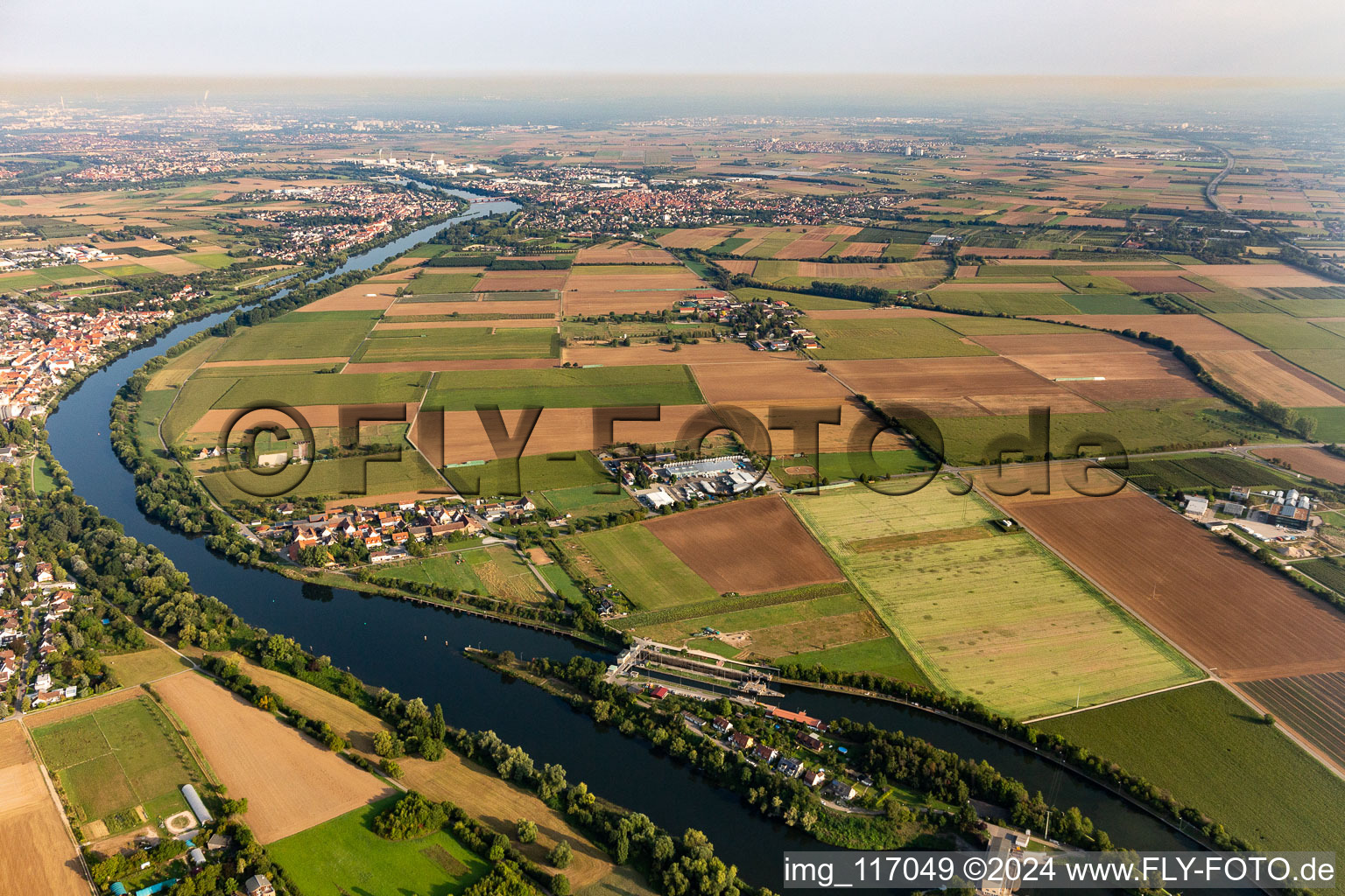 Vue aérienne de Neckar à le quartier Schwabenheim in Dossenheim dans le département Bade-Wurtemberg, Allemagne