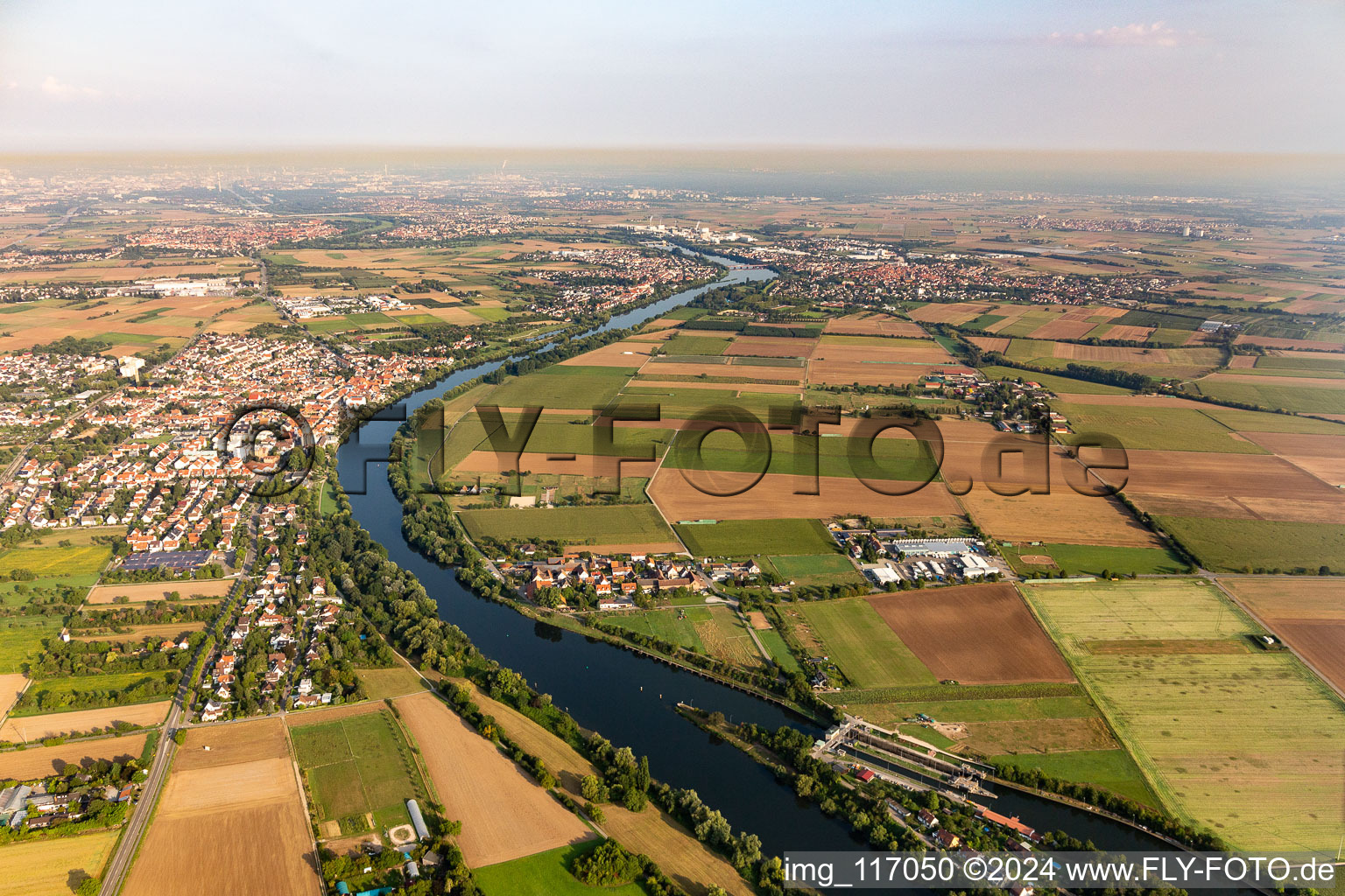 Vue aérienne de Neckar à Edingen-Neckarhausen dans le département Bade-Wurtemberg, Allemagne