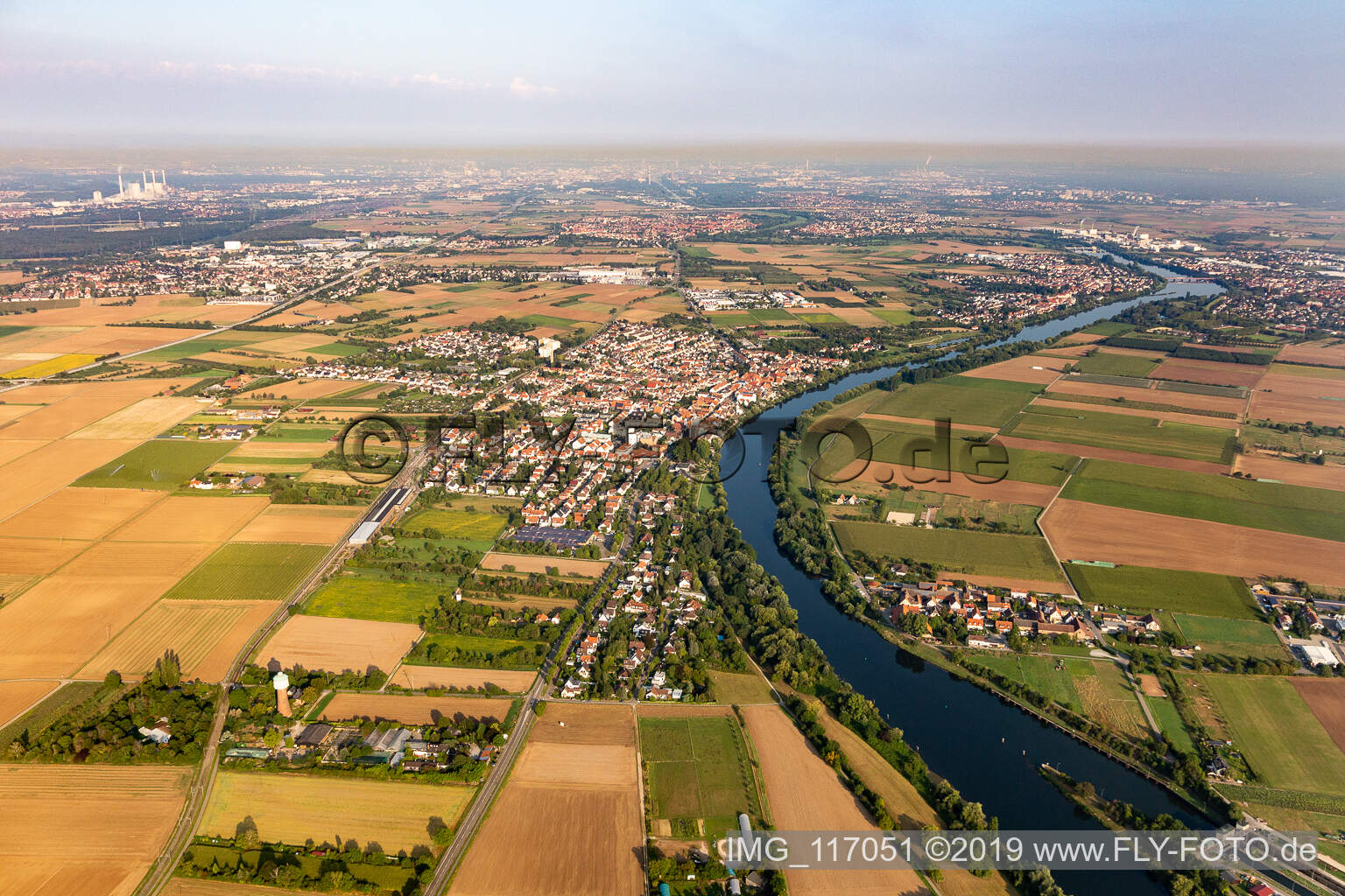 Vue aérienne de Neckar à Edingen-Neckarhausen dans le département Bade-Wurtemberg, Allemagne