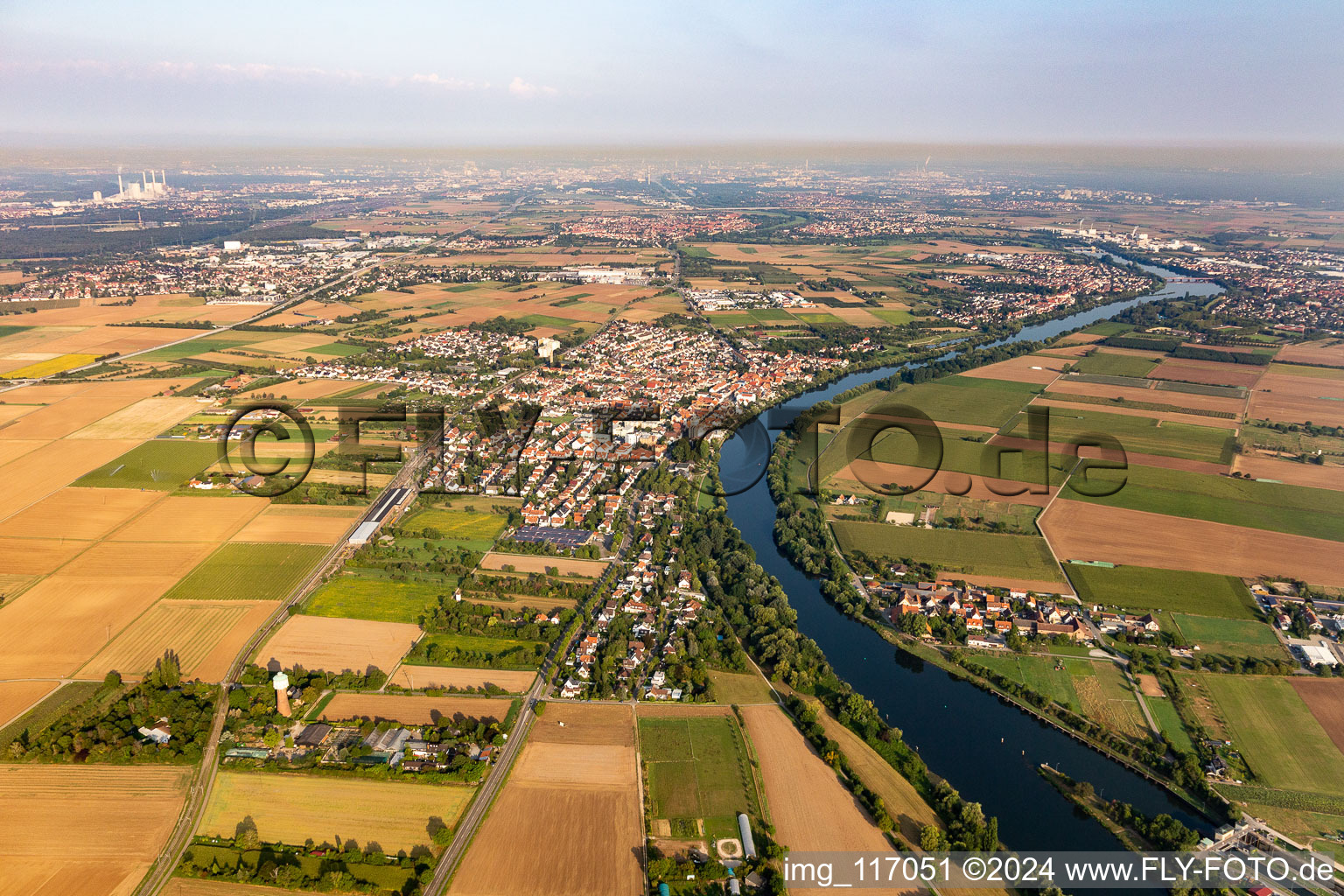 Vue aérienne de Neckar à Edingen-Neckarhausen dans le département Bade-Wurtemberg, Allemagne