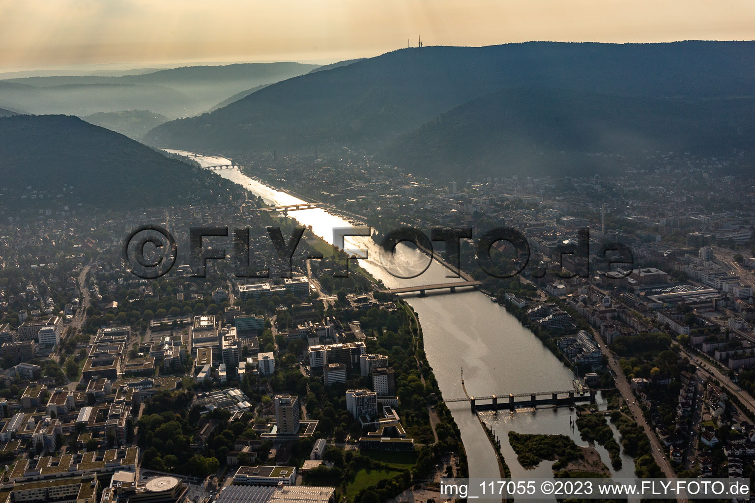 Vue aérienne de 2 écluses et 2 ponts sur le Neckar à le quartier Bergheim in Heidelberg dans le département Bade-Wurtemberg, Allemagne