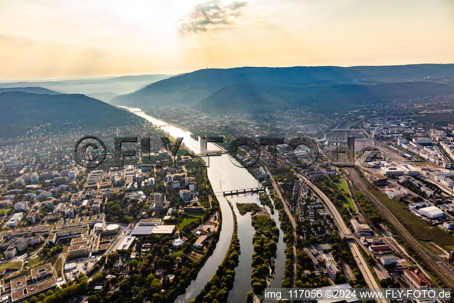 Vue aérienne de 2 écluses et 2 ponts sur le Neckar à le quartier Bergheim in Heidelberg dans le département Bade-Wurtemberg, Allemagne