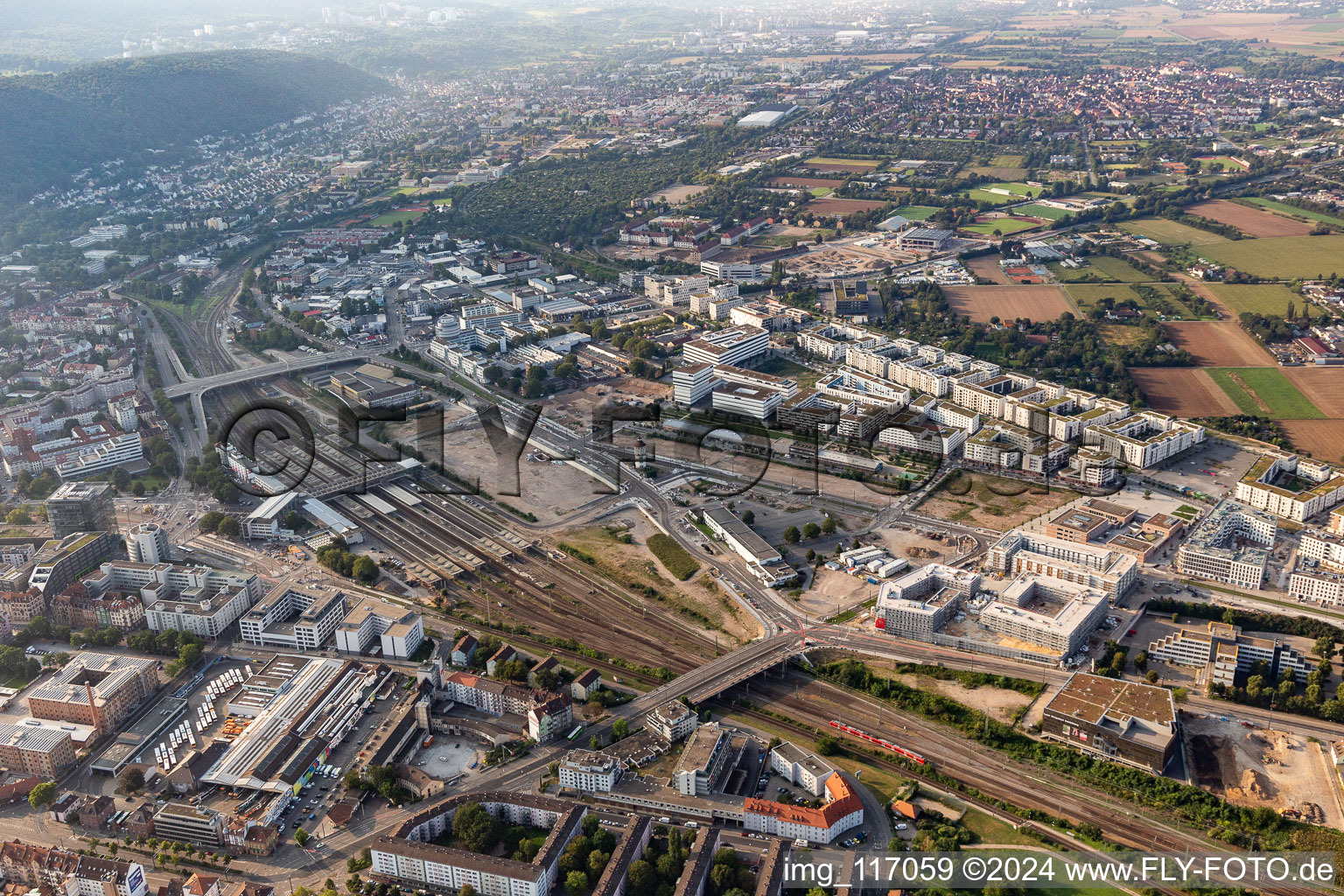 Vue aérienne de Le plus jeune quartier d'Heidelberg sur le site de l'ancienne gare de marchandises au sud de la gare principale à le quartier Bahnstadt in Heidelberg dans le département Bade-Wurtemberg, Allemagne