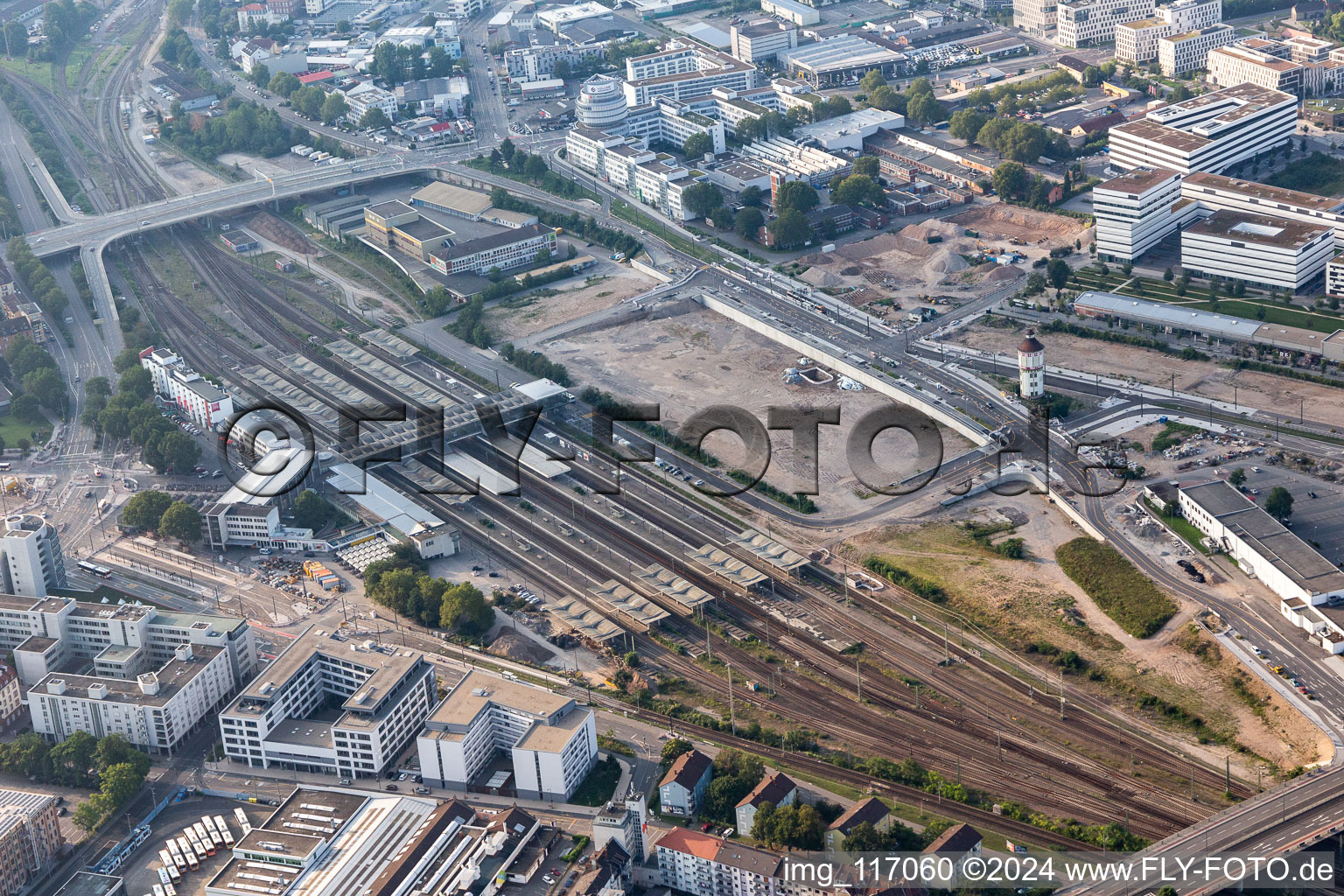 Vue aérienne de Voie et gare principale de la Deutsche Bahn à le quartier Weststadt in Heidelberg dans le département Bade-Wurtemberg, Allemagne