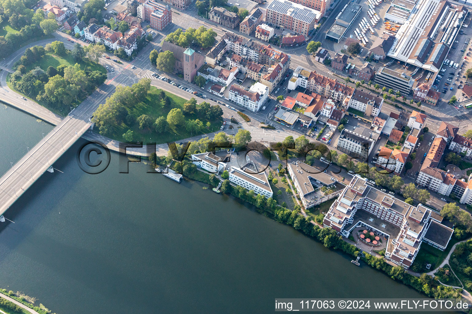 Vue aérienne de Hôtel Marriott sur la rivière Neckar Est à le quartier Bergheim in Heidelberg dans le département Bade-Wurtemberg, Allemagne