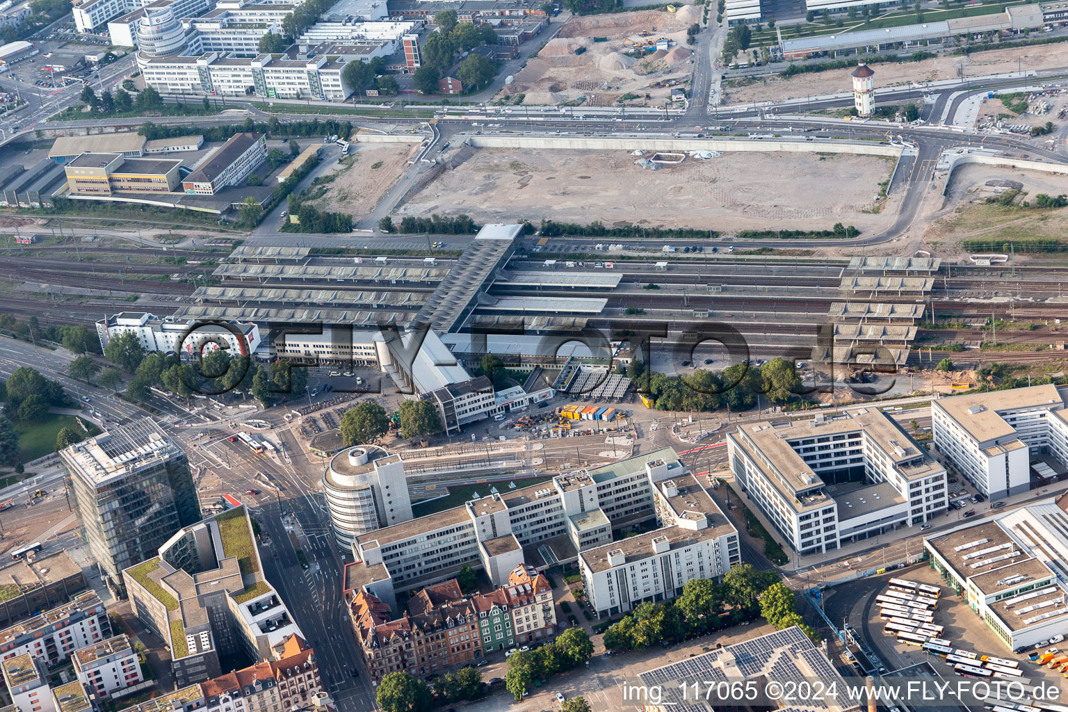 Vue aérienne de Centre commercial Kurfürsten-Passage à la gare principale Est à le quartier Bergheim in Heidelberg dans le département Bade-Wurtemberg, Allemagne