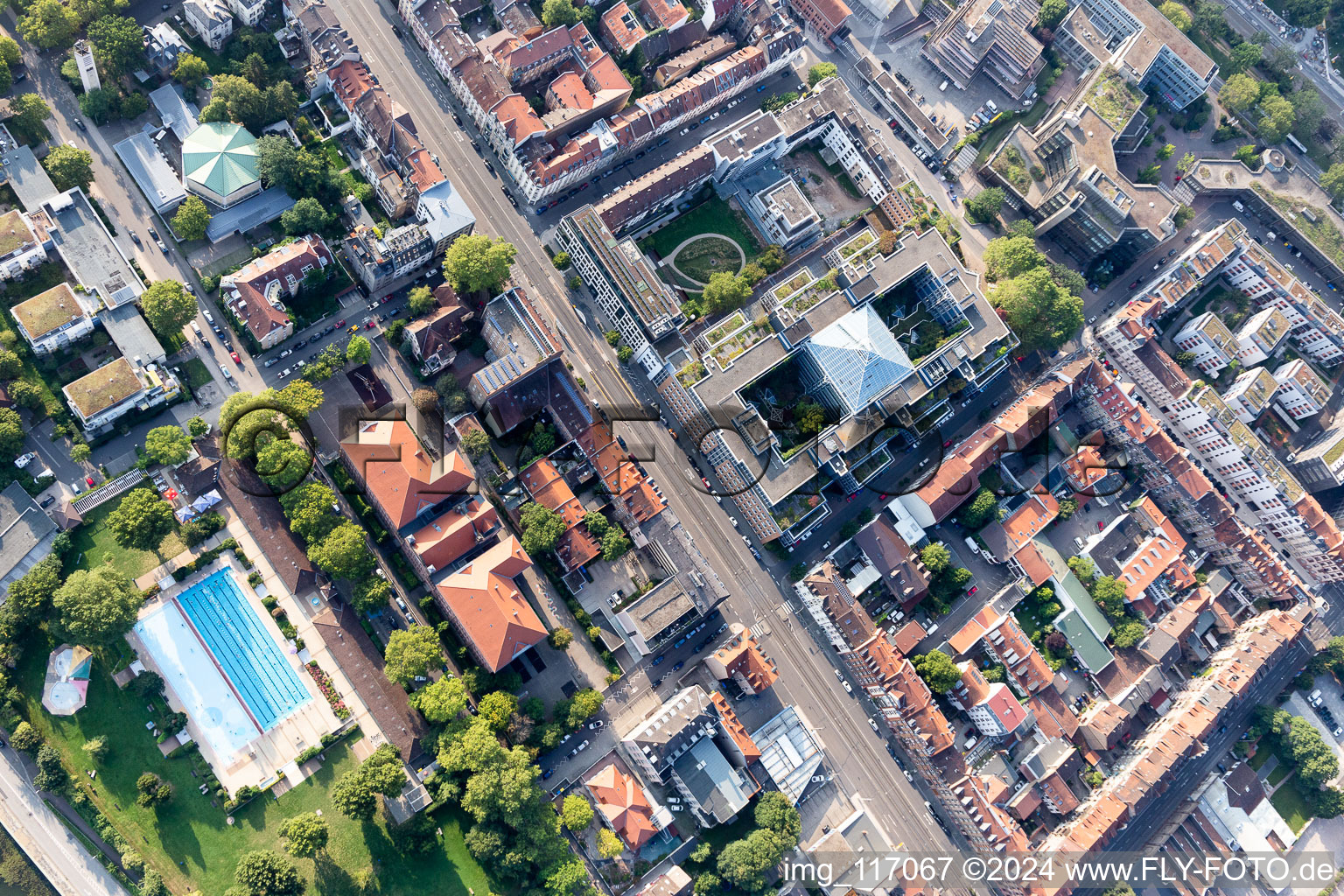 Vue aérienne de Thermes et piscines de la piscine extérieure de l'espace de loisirs Thermalbad Heidelberg-Ost à le quartier Bergheim in Heidelberg dans le département Bade-Wurtemberg, Allemagne