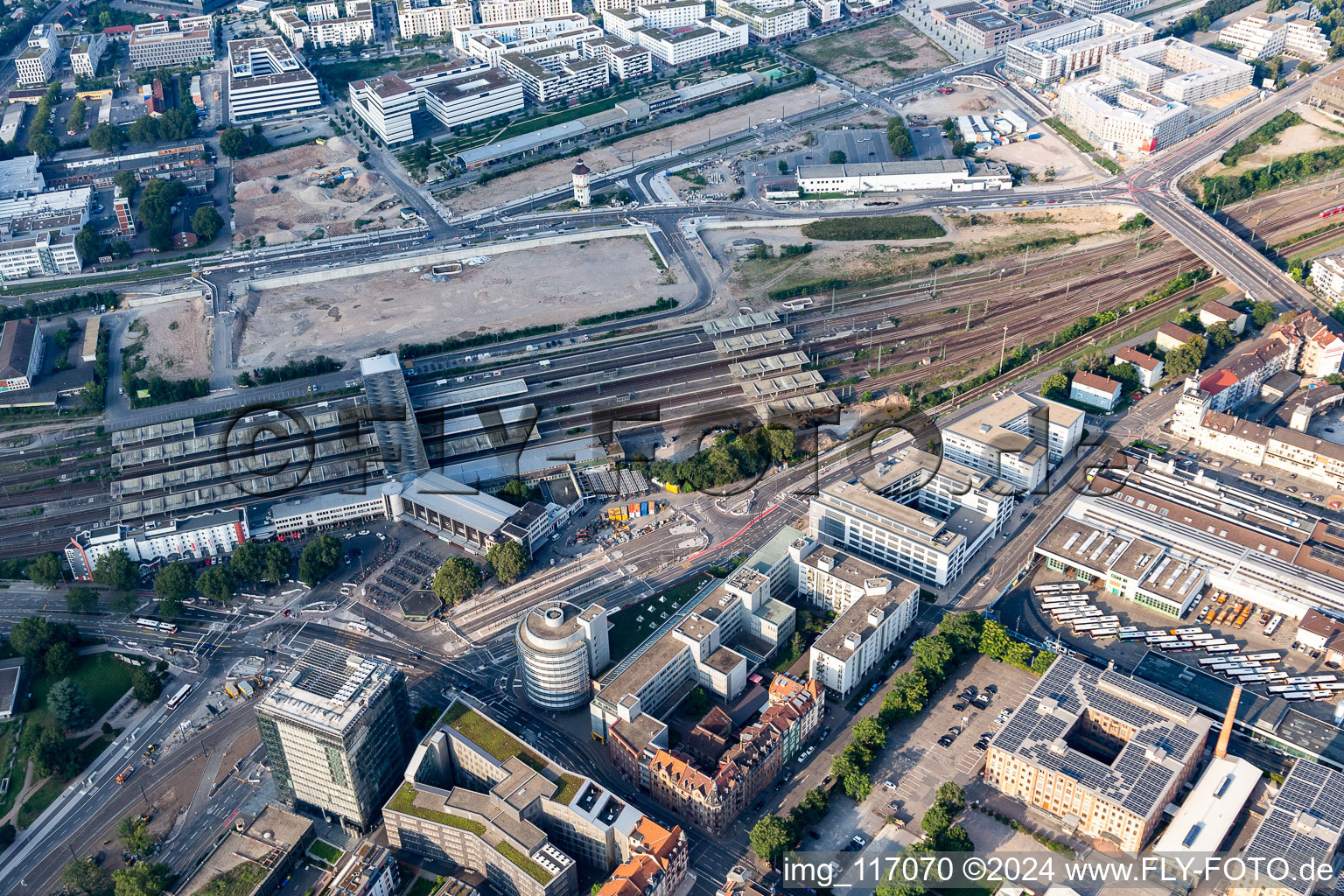 Vue aérienne de Immeuble de bureaux et d'administration d'entreprise Print Media Academy à la gare principale à le quartier Bergheim in Heidelberg dans le département Bade-Wurtemberg, Allemagne