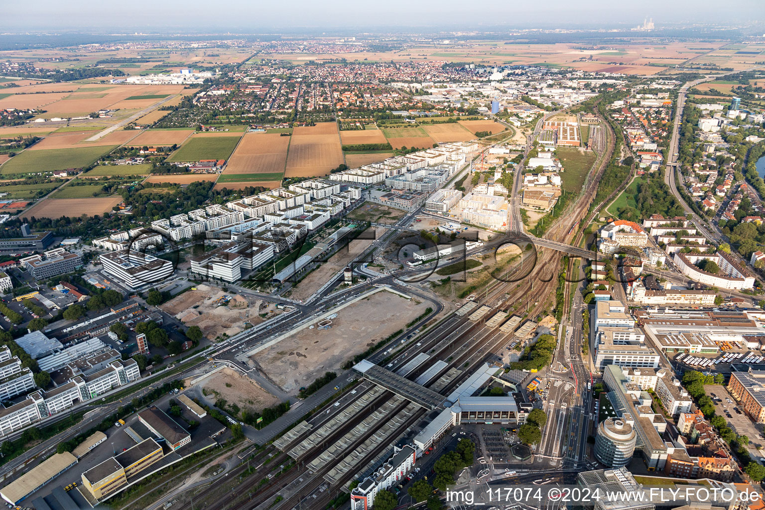 Vue aérienne de Le plus jeune quartier d'Heidelberg sur le site de l'ancienne gare de marchandises au sud de la gare principale à le quartier Bahnstadt in Heidelberg dans le département Bade-Wurtemberg, Allemagne