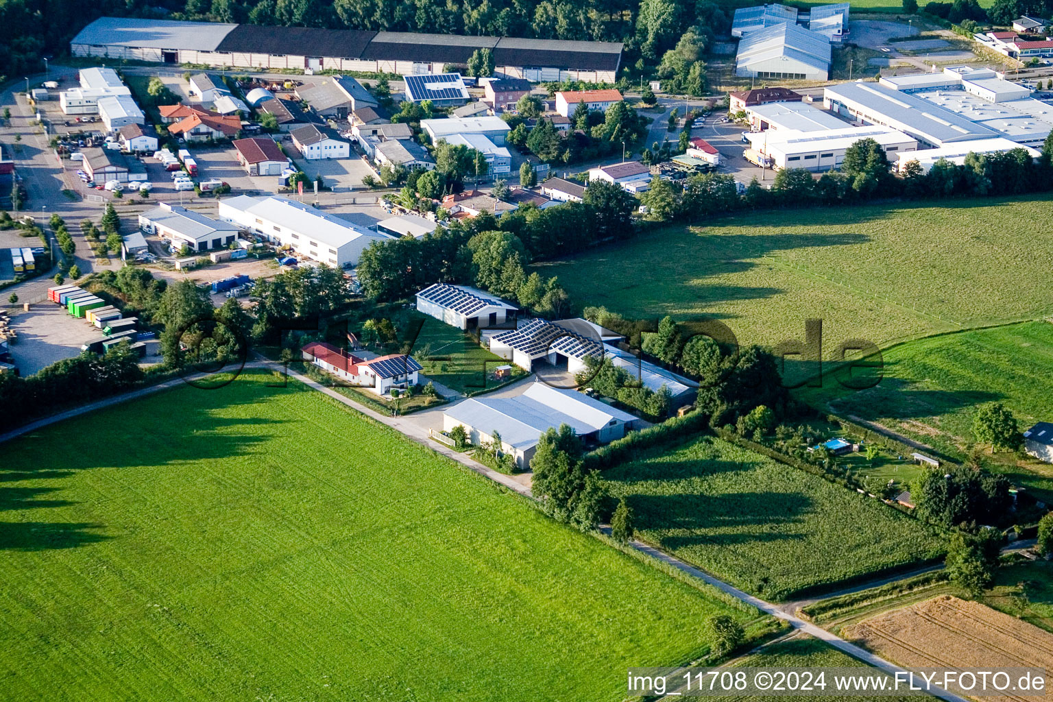 Dans le Rötzwiesen, famille agricole Kerth à le quartier Minderslachen in Kandel dans le département Rhénanie-Palatinat, Allemagne hors des airs