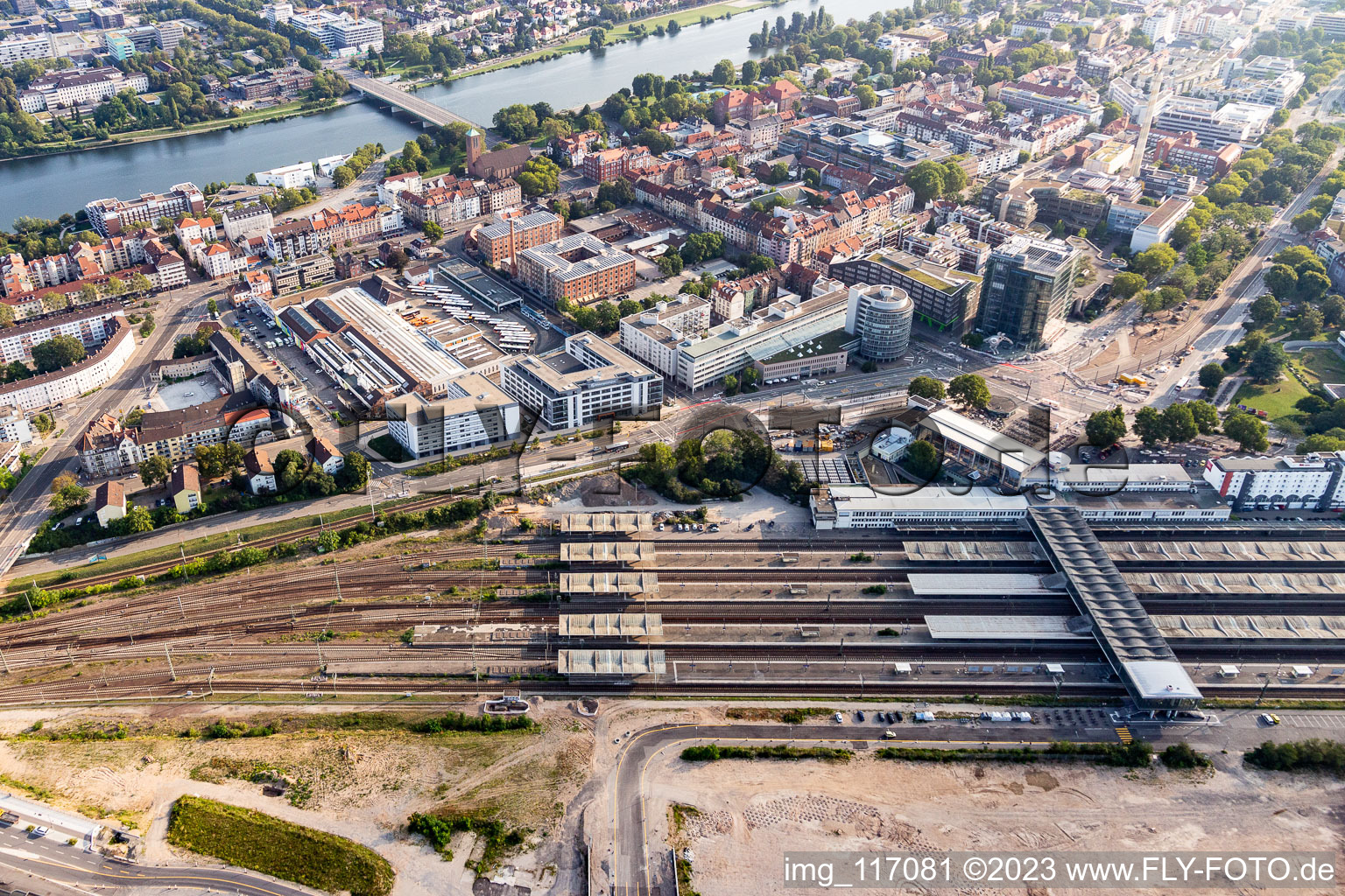 Vue aérienne de Entre Neckar et la gare principale à le quartier Bergheim in Heidelberg dans le département Bade-Wurtemberg, Allemagne
