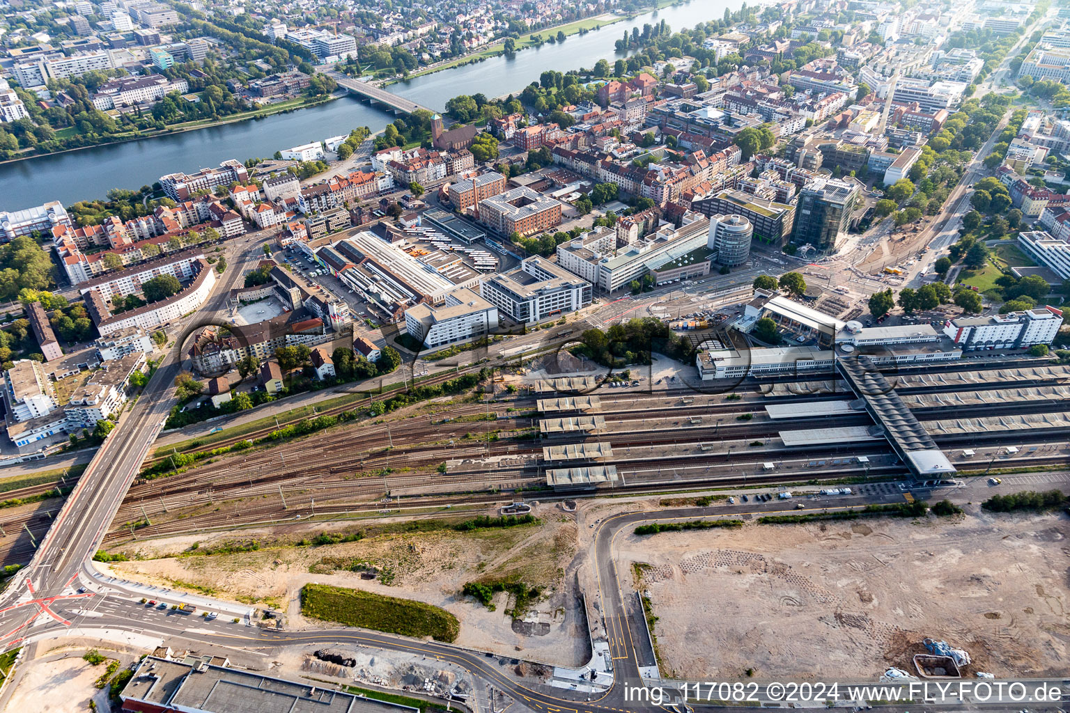 Vue aérienne de Entre Neckar et la gare principale à le quartier Bergheim in Heidelberg dans le département Bade-Wurtemberg, Allemagne