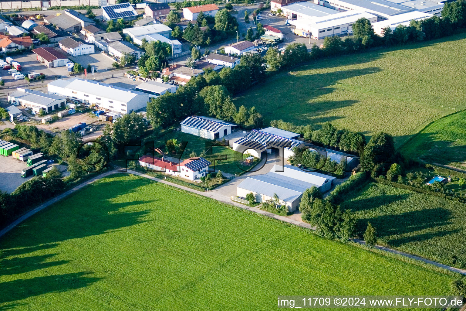 Dans le Rötzwiesen, famille agricole Kerth à le quartier Minderslachen in Kandel dans le département Rhénanie-Palatinat, Allemagne vue d'en haut